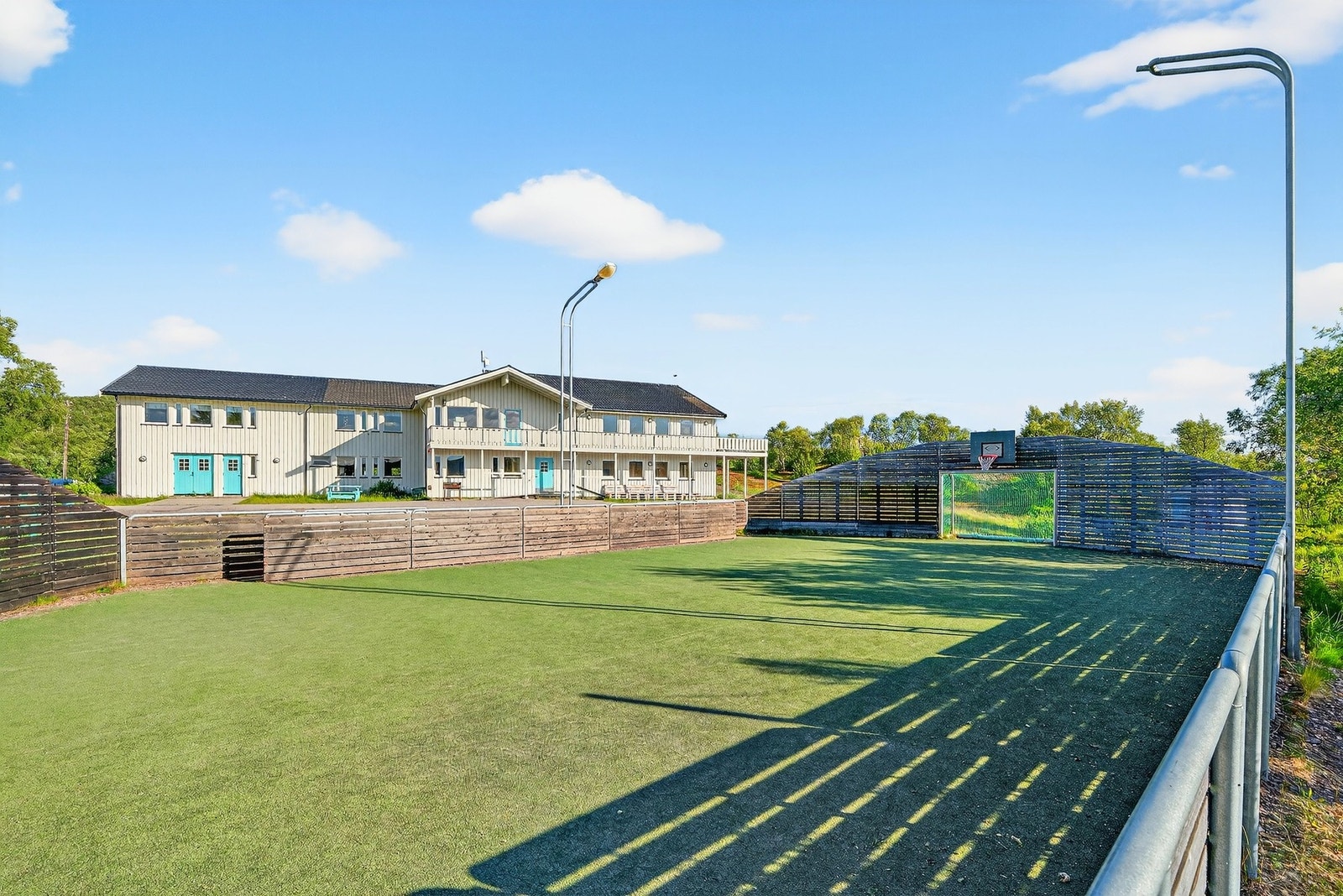 Egen ballbinge og fine ute områder. Galleribilde