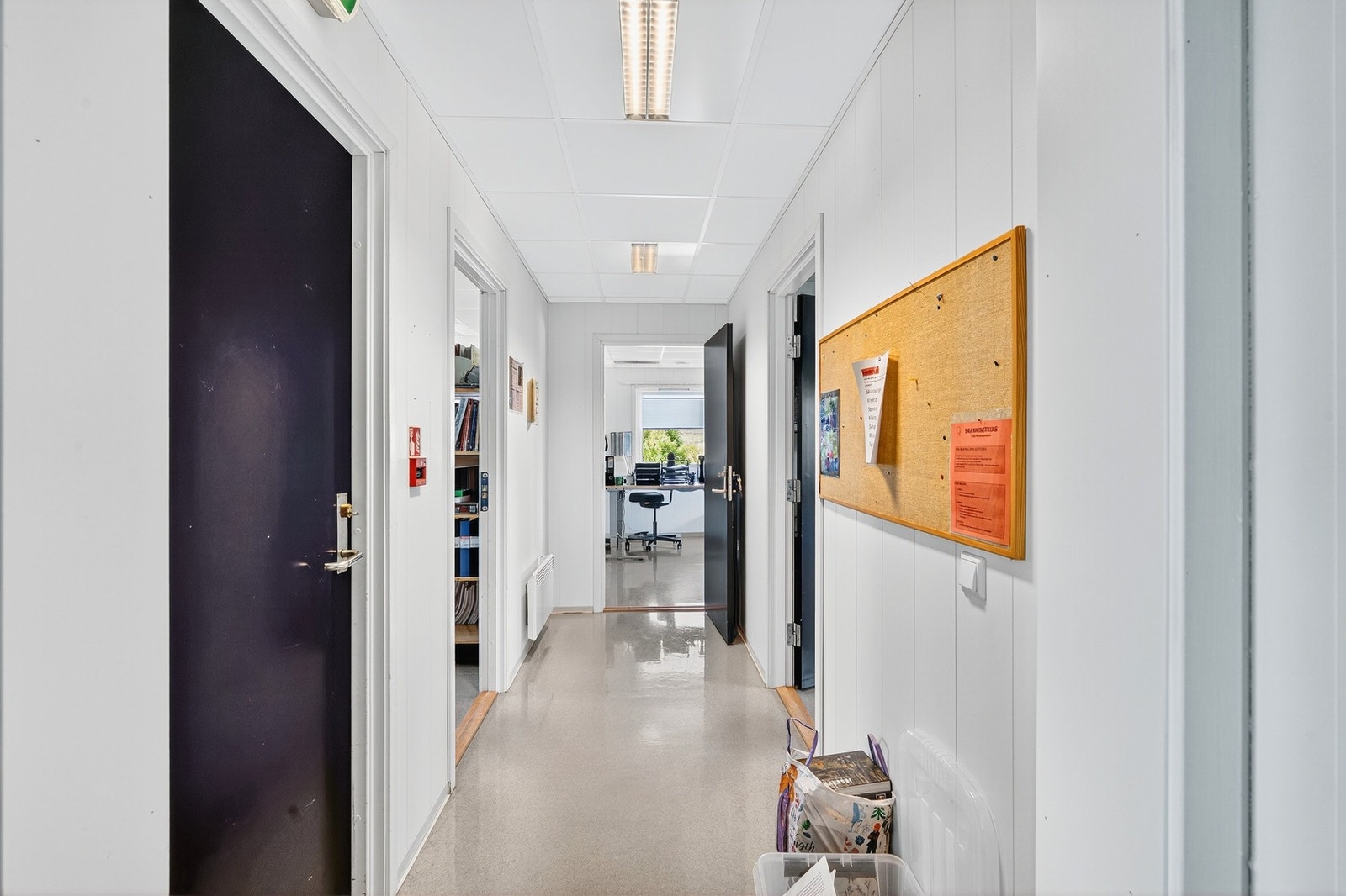 Gang innvendig i kontor delen. Galleribilde