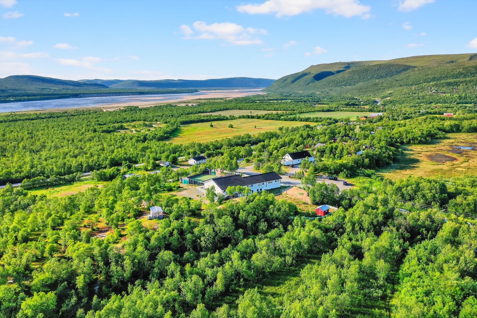 Utsitk fra eiendommen ned mot Tanaelva og Masjok i bakgrunn. Galleribilde