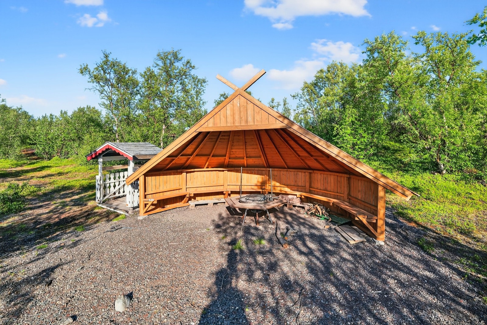 Flott gapahuk som har vært flittig brukt. Galleribilde