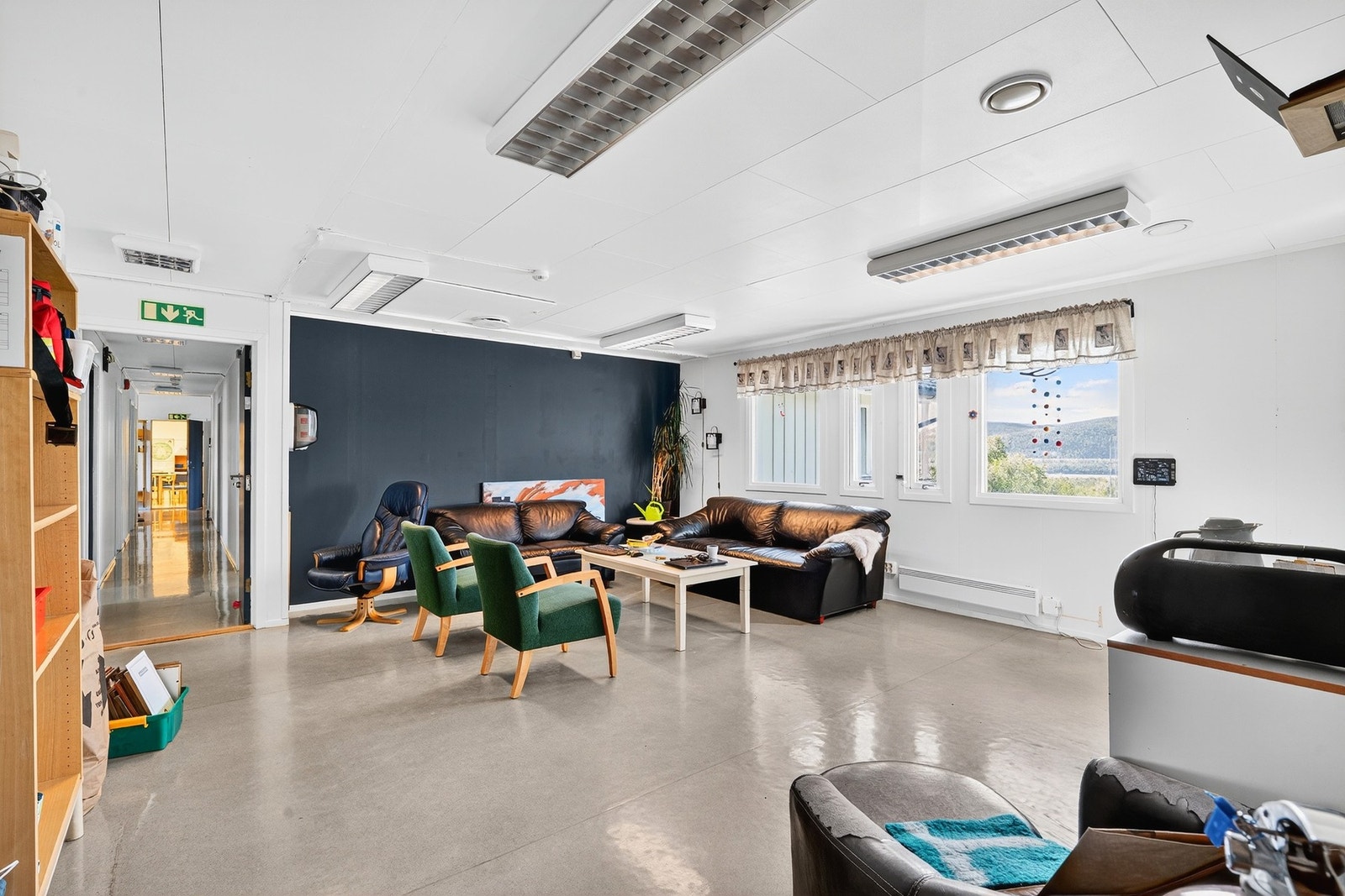 Drone bilde av eiendommen. Egen ballbinge og fine ute områder. Galleribilde