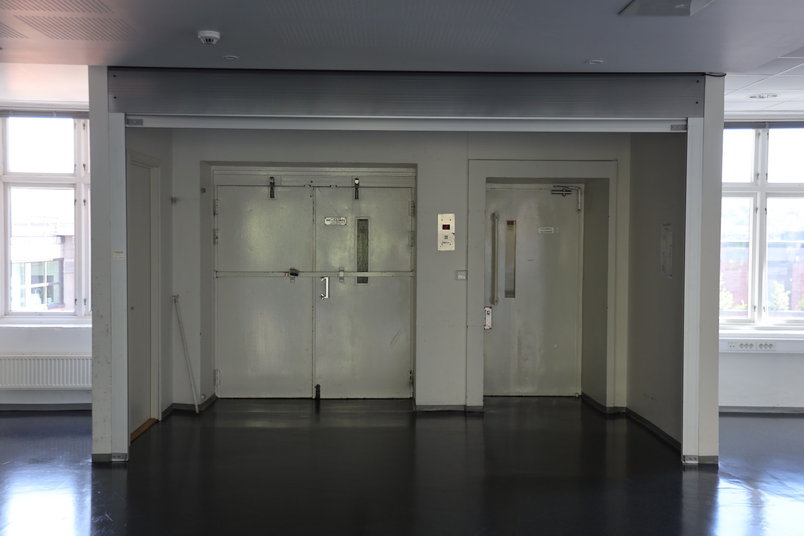 HEISADKOMST TIL ÅPENT AREAL 4. ETASJE, PERSONHEIS OG VAREHEIS. Galleribilde