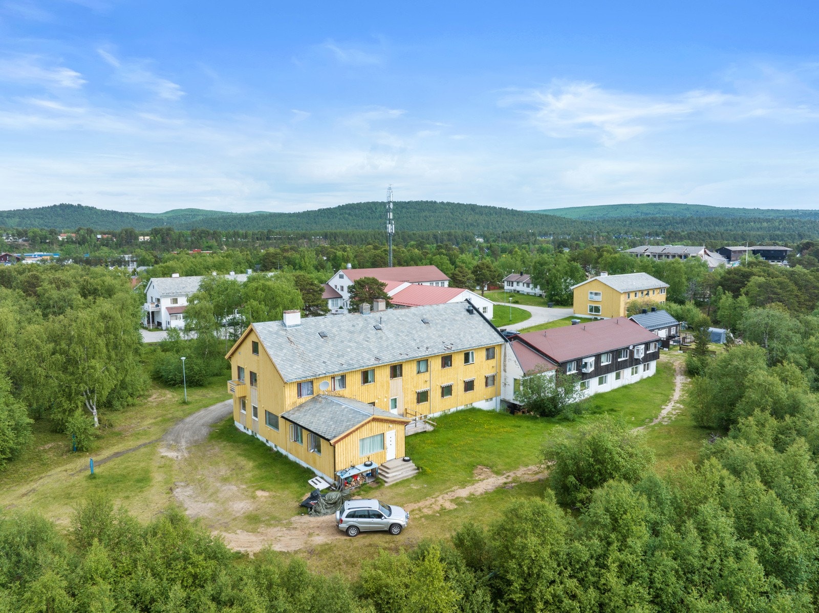 Soumageaidnu 34-38 - kombinert leilighets- og kontorbygg med 5 leiligheter og kontorareal fordelt på 2 etasjer. Øvrig har bygget kjeller- og loftetasje med flere disponible rom. Galleribilde