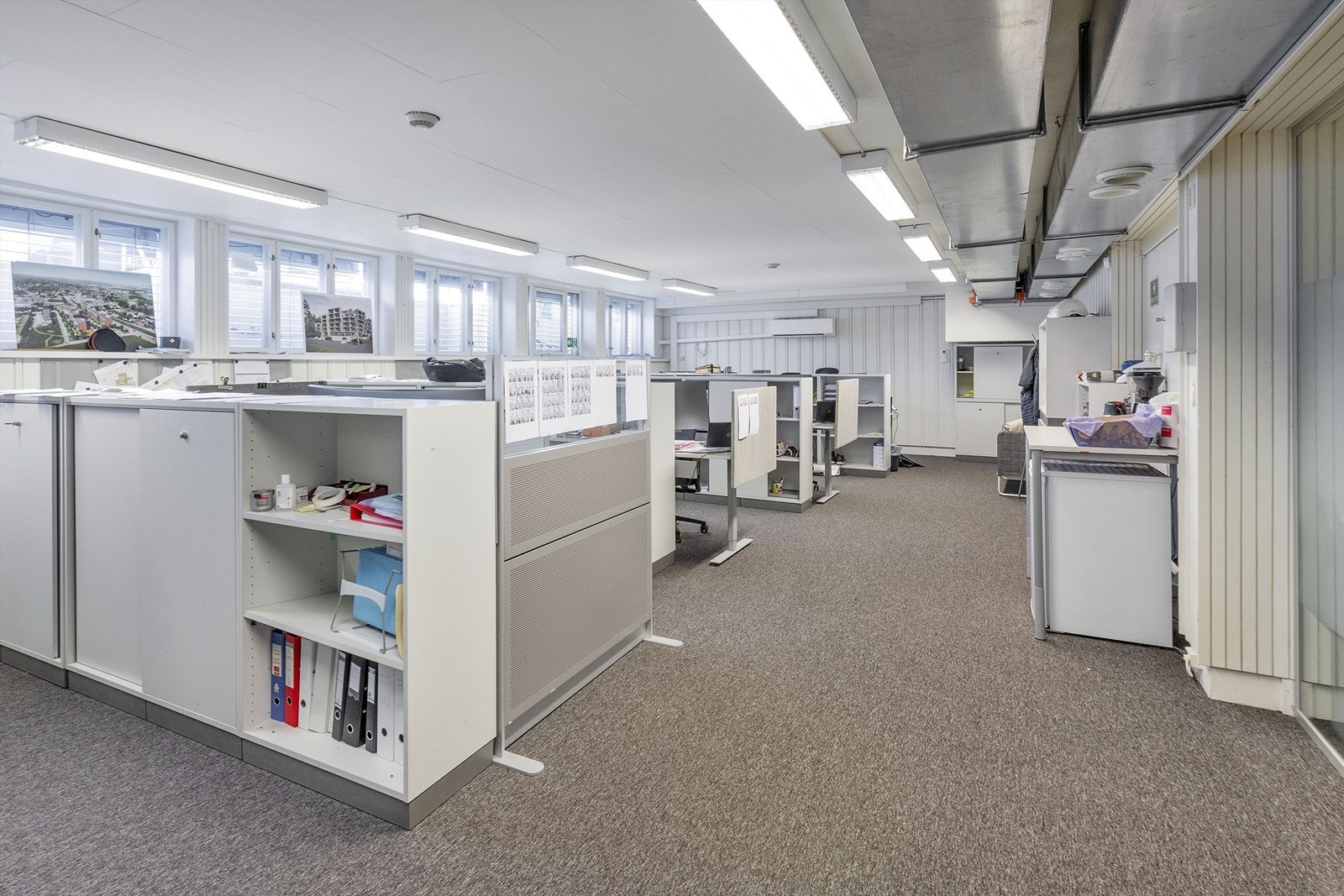 Innvendige bilder er fra før EMPET ble leietaker. Lokalene er nå under ombygging til deres formål som dyreklinikk. Galleribilde