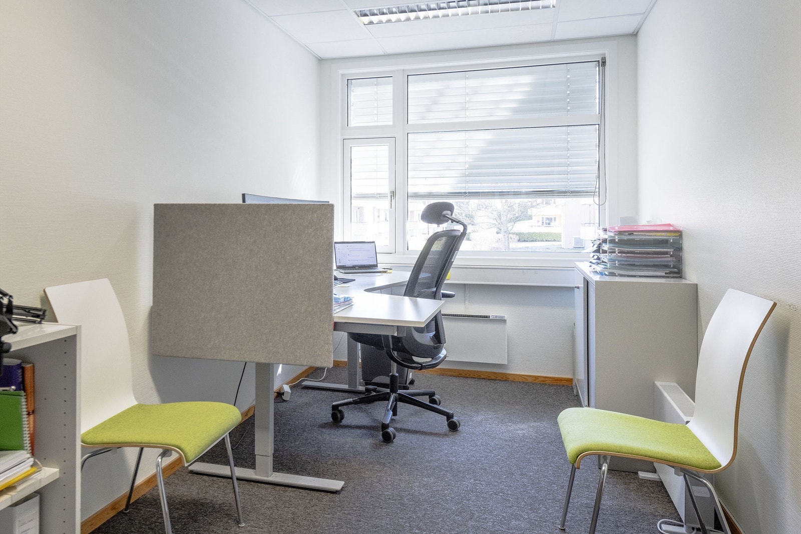 Innvendige bilder er fra før EMPET ble leietaker. Lokalene er nå under ombygging til deres formål som dyreklinikk. Galleribilde