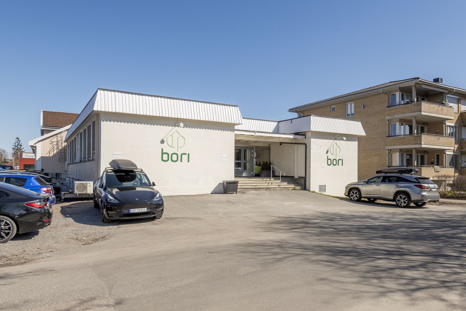 Hovedinngang - Utvendig støpt betongtrapp belagt med skifer. Galleribilde