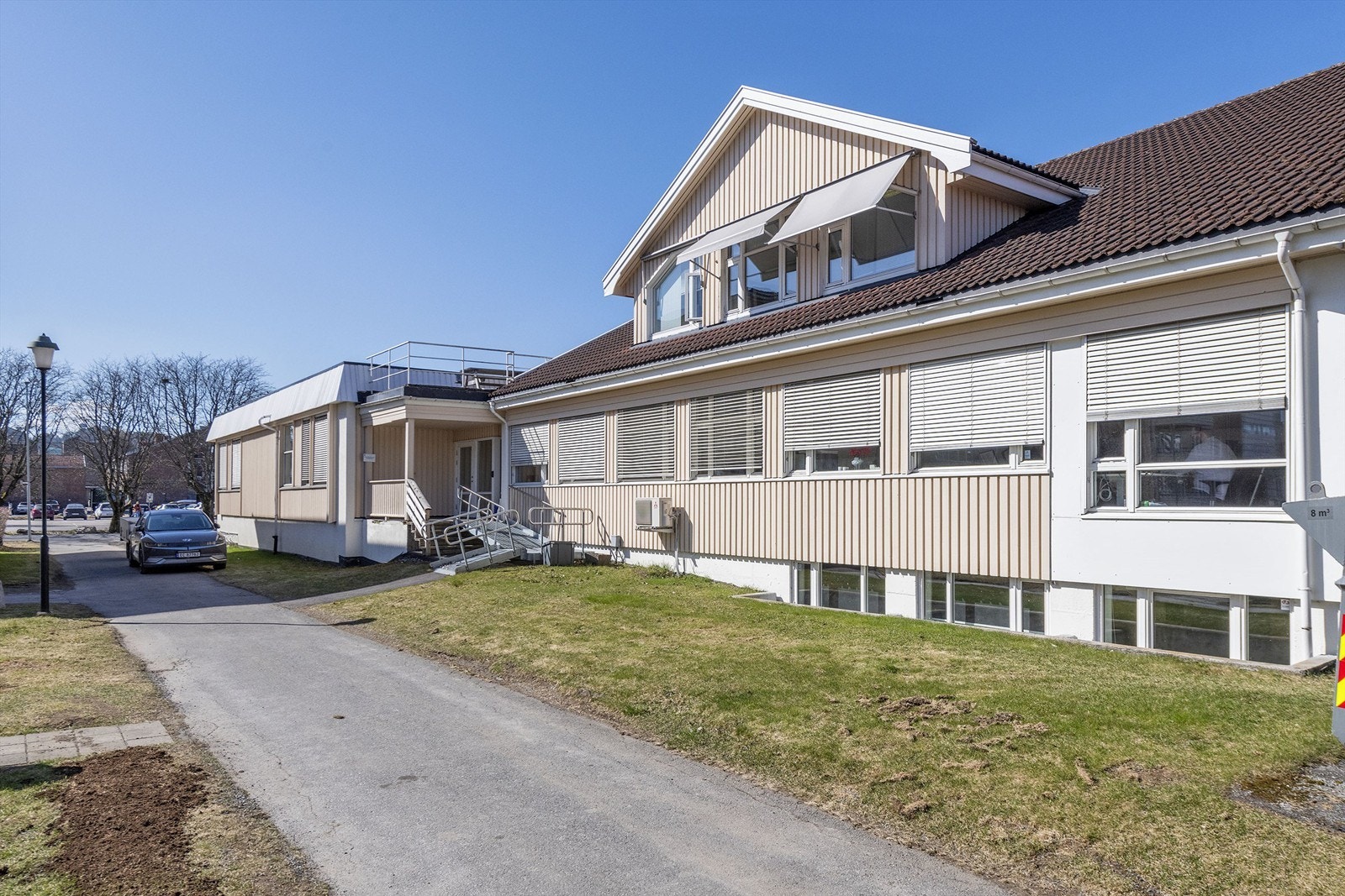 Adgang for rullestolbrukere via stålrampe tilknyttet biinngang. Galleribilde