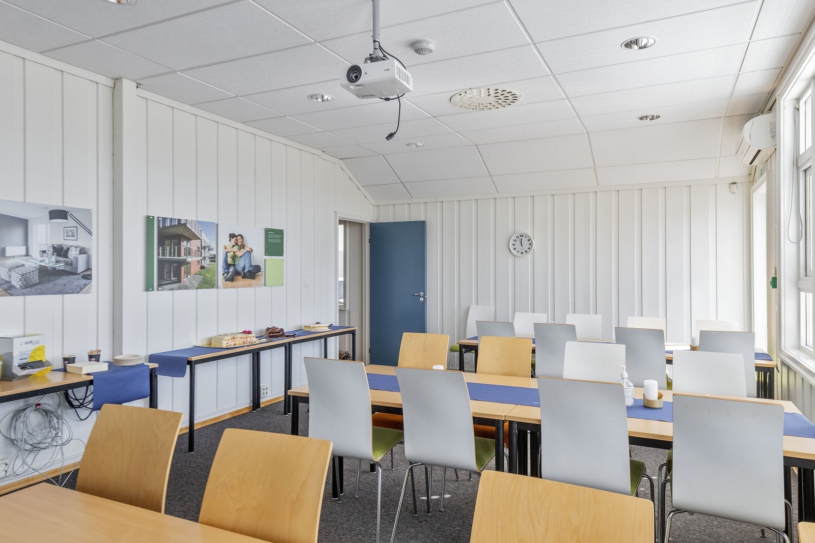 Innvendige bilder er fra før EMPET ble leietaker. Lokalene er nå under ombygging til deres formål som dyreklinikk. Galleribilde