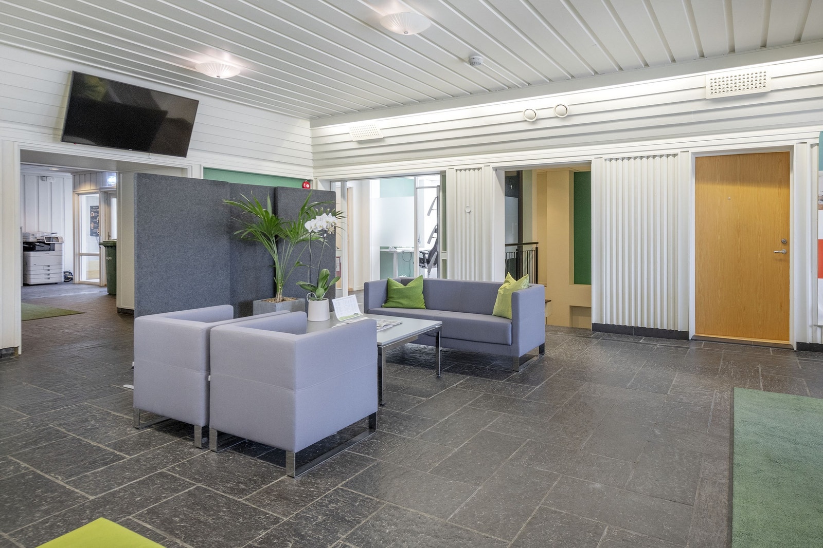 Innvendige bilder er fra før EMPET ble leietaker. Lokalene er nå under ombygging til deres formål som dyreklinikk. Galleribilde