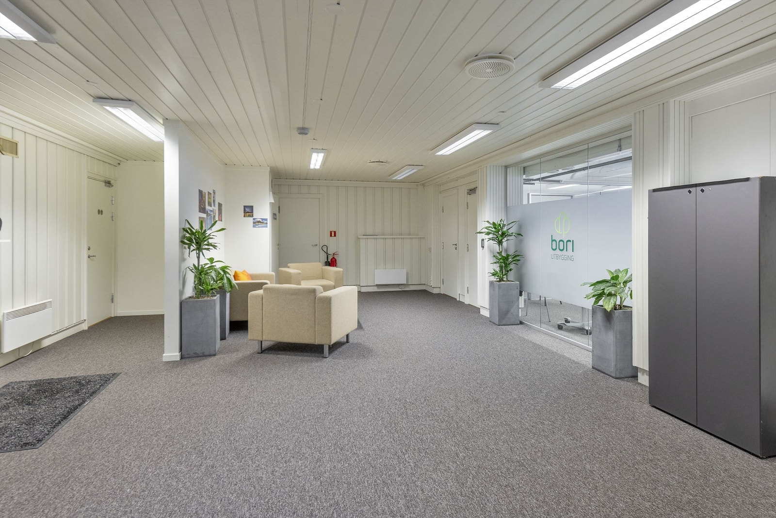 Innvendige bilder er fra før EMPET ble leietaker. Lokalene er nå under ombygging til deres formål som dyreklinikk. Galleribilde