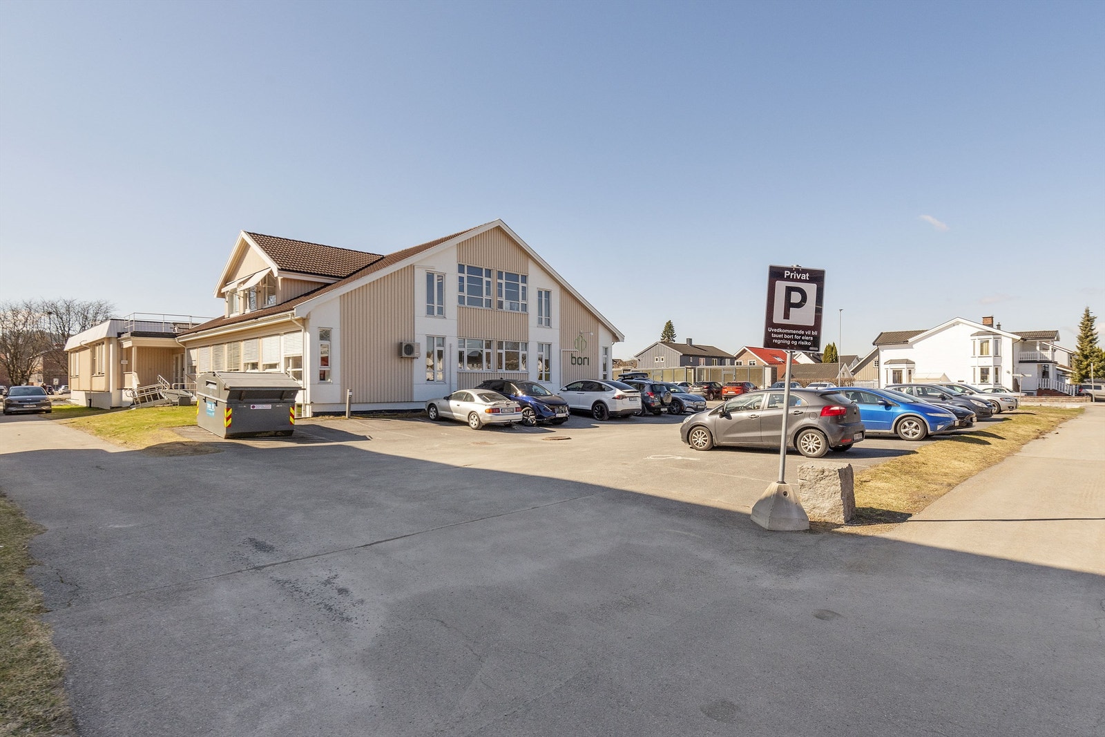 God synlighet og gode eksponeringsmuligheter mot kjørevei. Galleribilde