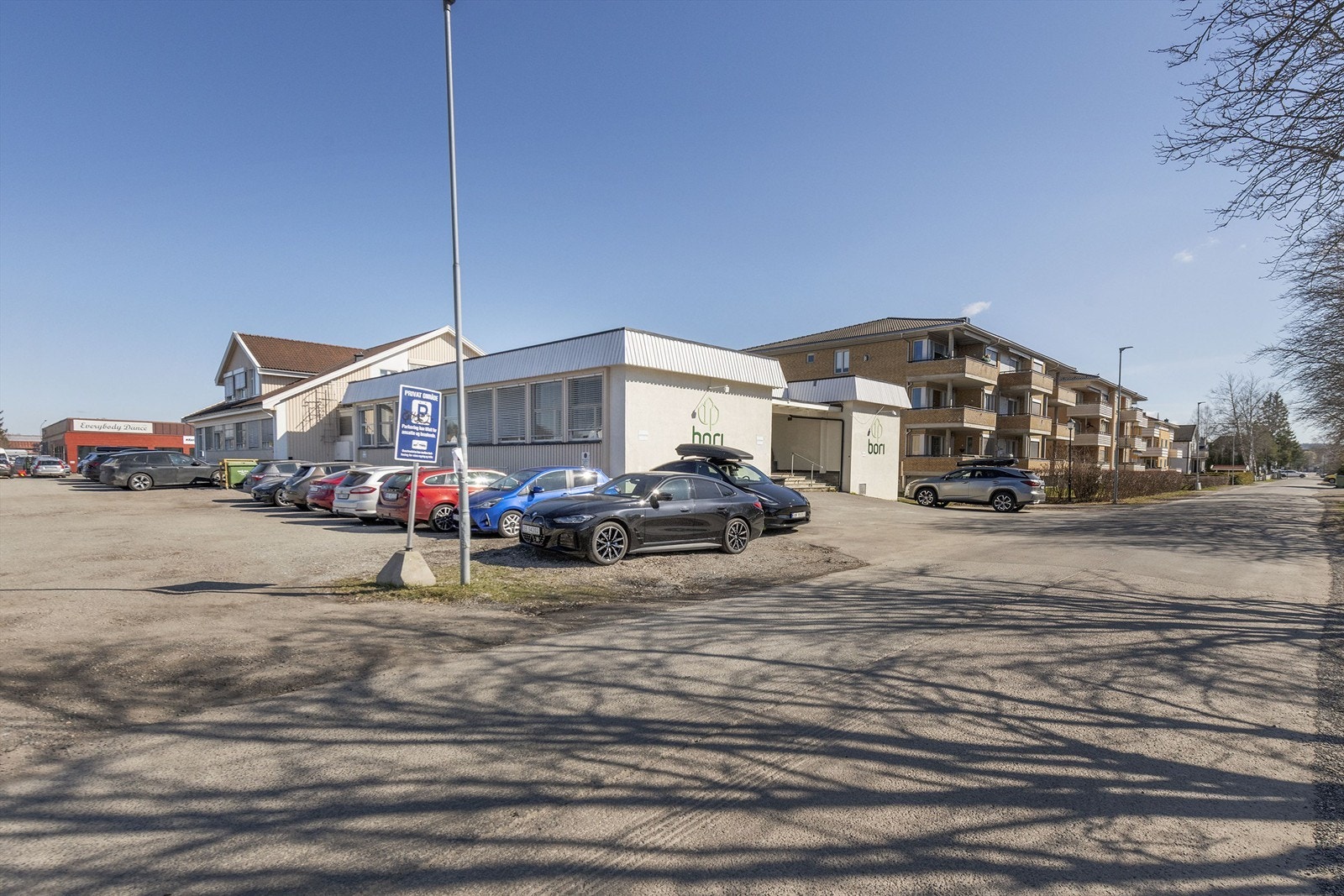 Kombinasjonsbygg oppført i tre- og betongkonstruksjoner over 2 etasjer + kjeller. Galleribilde