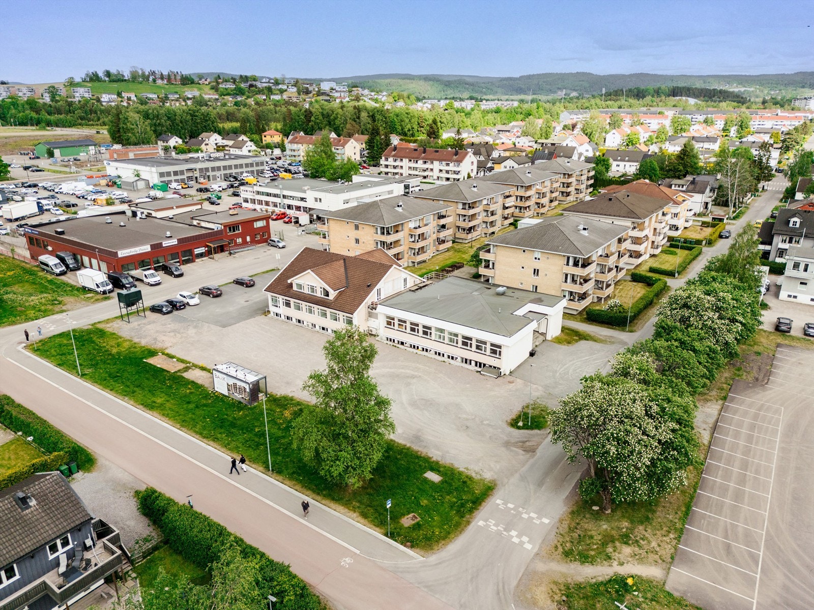 Det er gangavstand til sentrum og alle servicetilbud, samt ca. 10-15 min. gange til Lillestrøm stasjon. Galleribilde