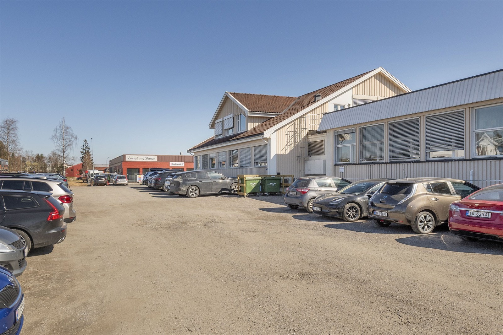 Gode parkeringsmuligheter rundt store deler av bygget. Galleribilde