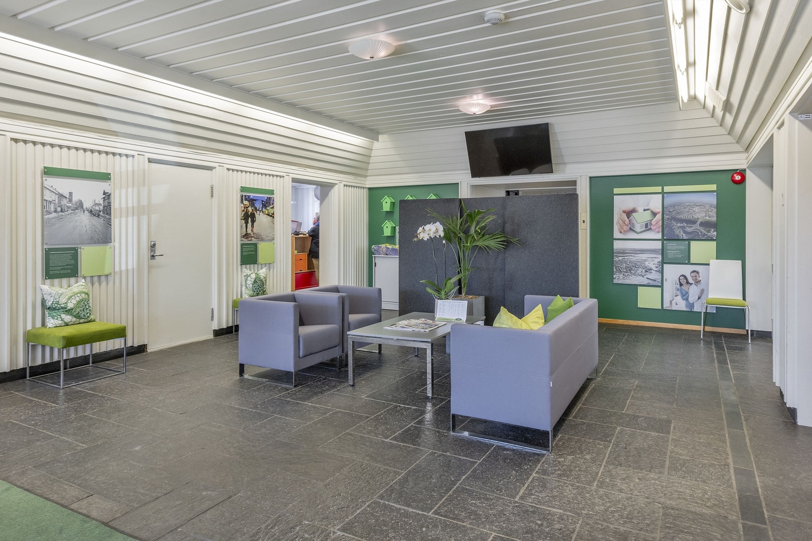 Innvendige bilder er fra før EMPET ble leietaker. Lokalene er nå under ombygging til deres formål som dyreklinikk. Galleribilde