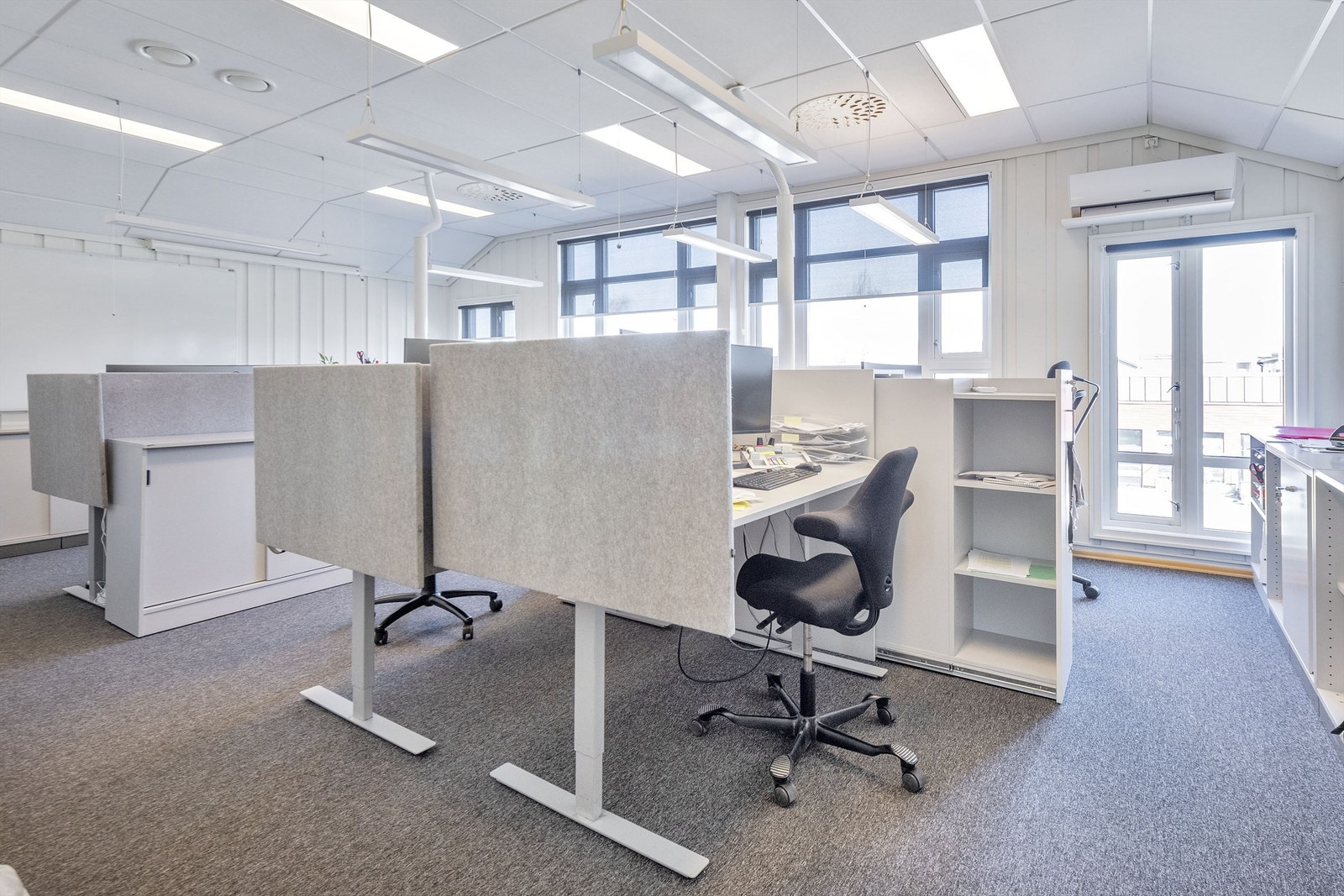 Innvendige bilder er fra før EMPET ble leietaker. Lokalene er nå under ombygging til deres formål som dyreklinikk. Galleribilde