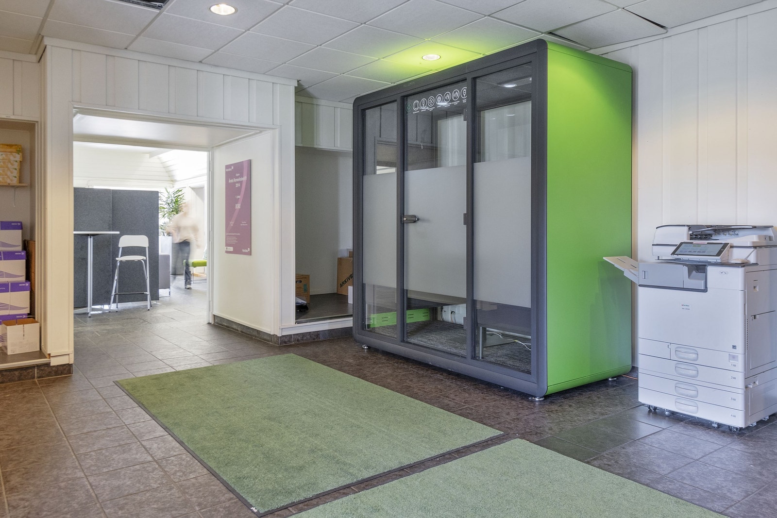 Innvendige bilder er fra før EMPET ble leietaker. Lokalene er nå under ombygging til deres formål som dyreklinikk. Galleribilde