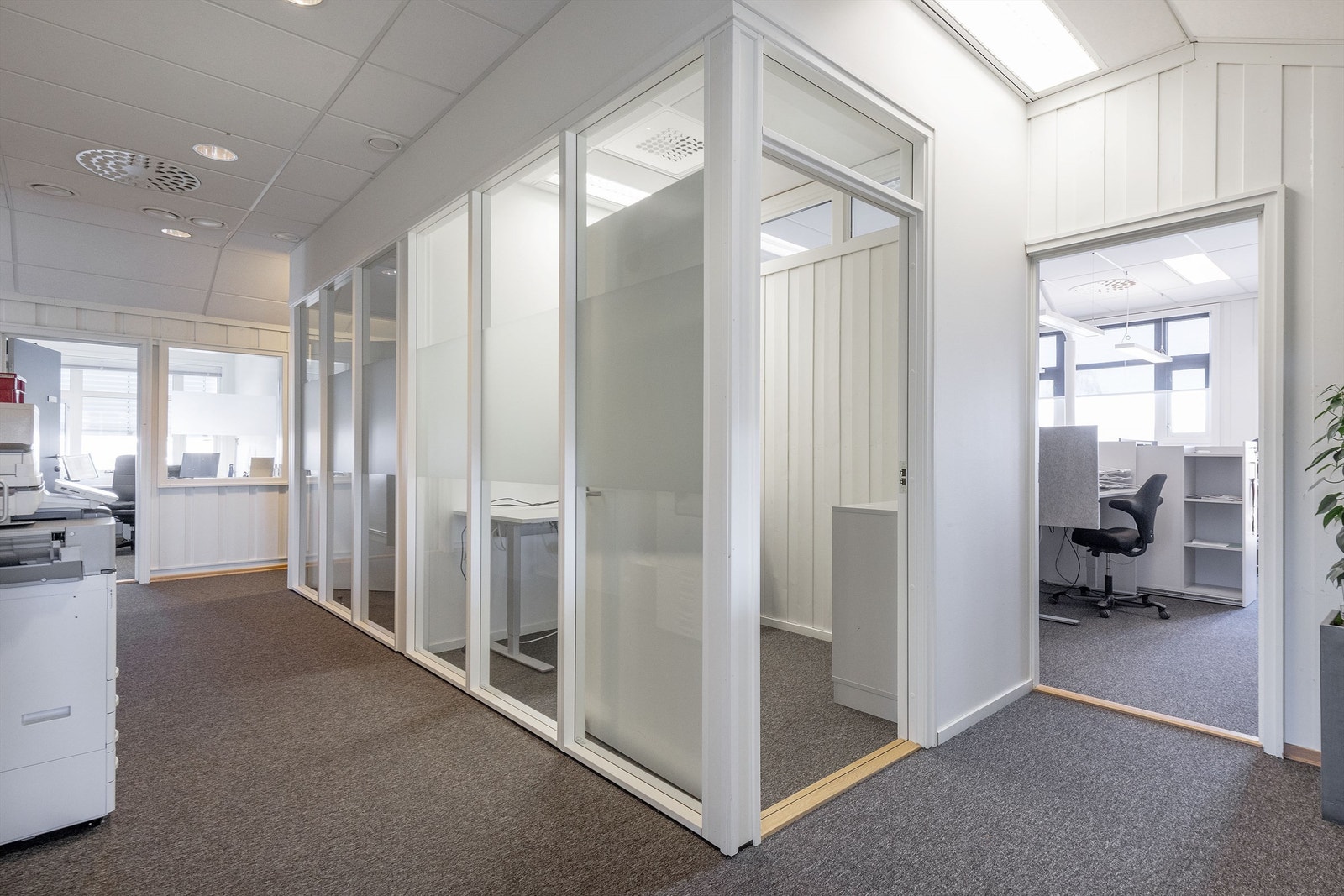 Innvendige bilder er fra før EMPET ble leietaker. Lokalene er nå under ombygging til deres formål som dyreklinikk. Galleribilde