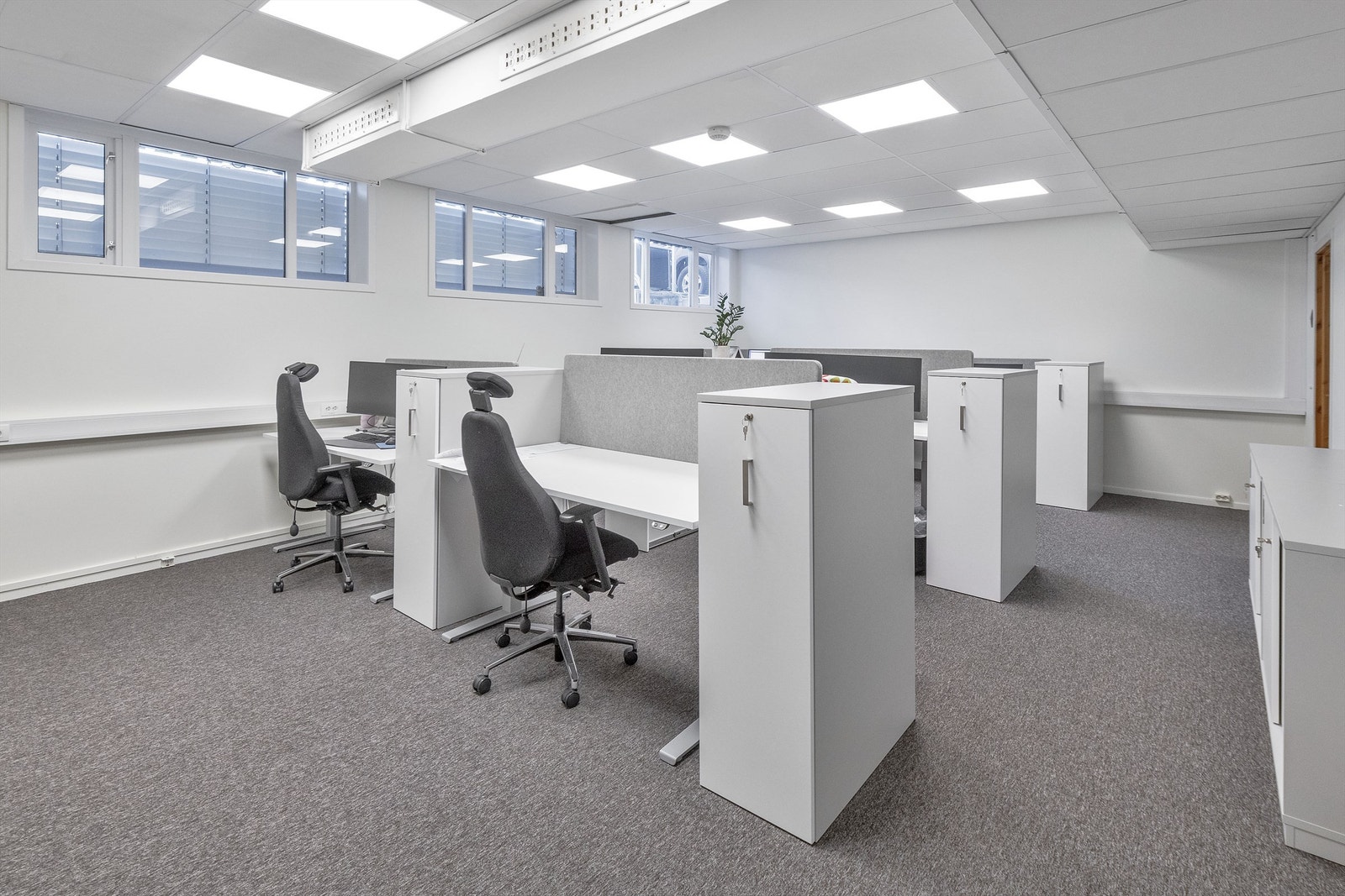 Innvendige bilder er fra før EMPET ble leietaker. Lokalene er nå under ombygging til deres formål som dyreklinikk. Galleribilde