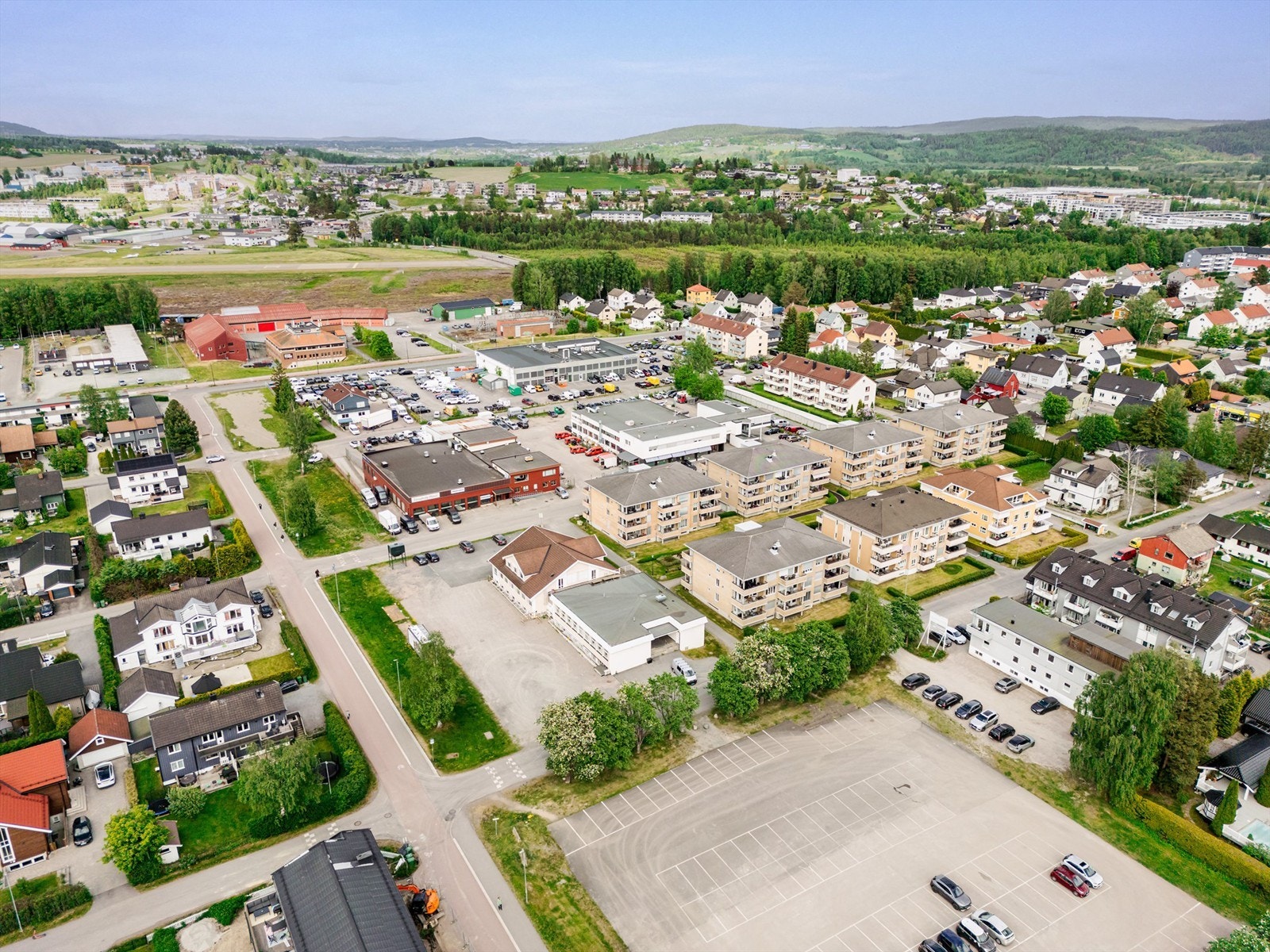 Enkel adkomst fra 2 sider (gjennomkjøring) - meget gode parkeringsmuligheter. Galleribilde