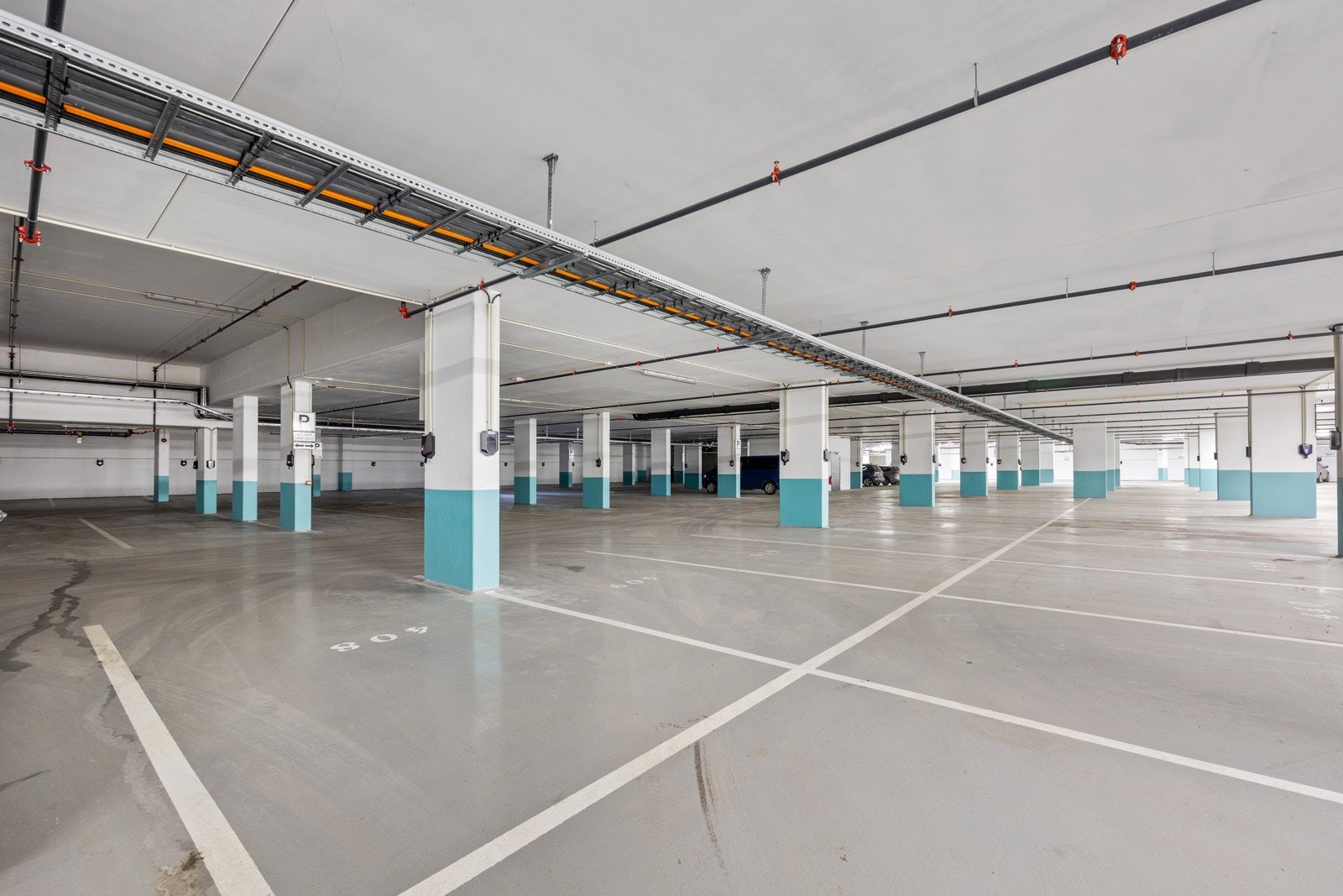 Alle garasjeplassene leveres med tilrettelagt infrastruktur for tilkobling av ladestasjon til elbil. Galleribilde