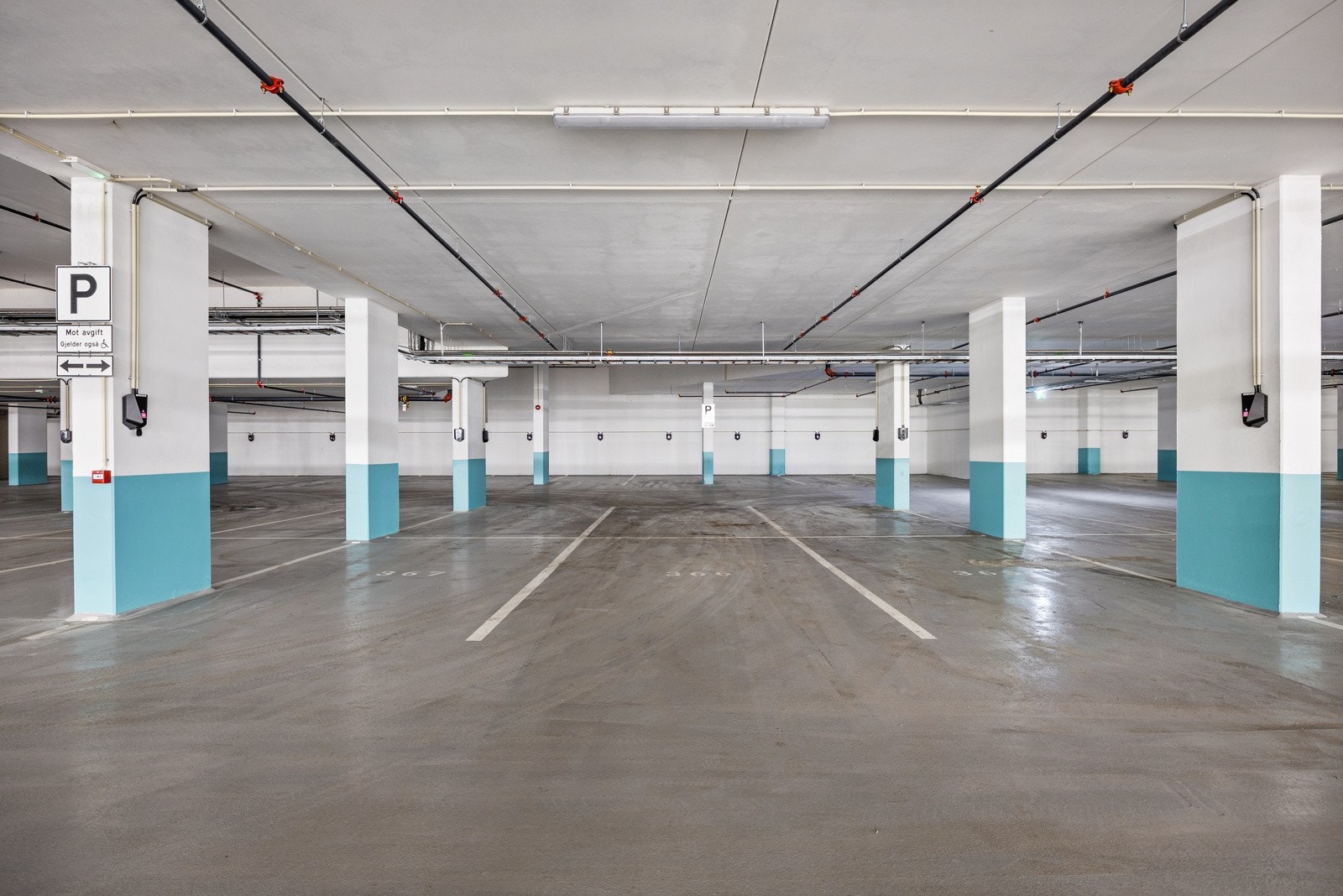 Garasjeanlegget tilhører et eget Lørenskog Hageby Parkerinssameie . Sameiet er et tingsrettsligsameie hvor hver sameier eier en ideell andel Galleribilde