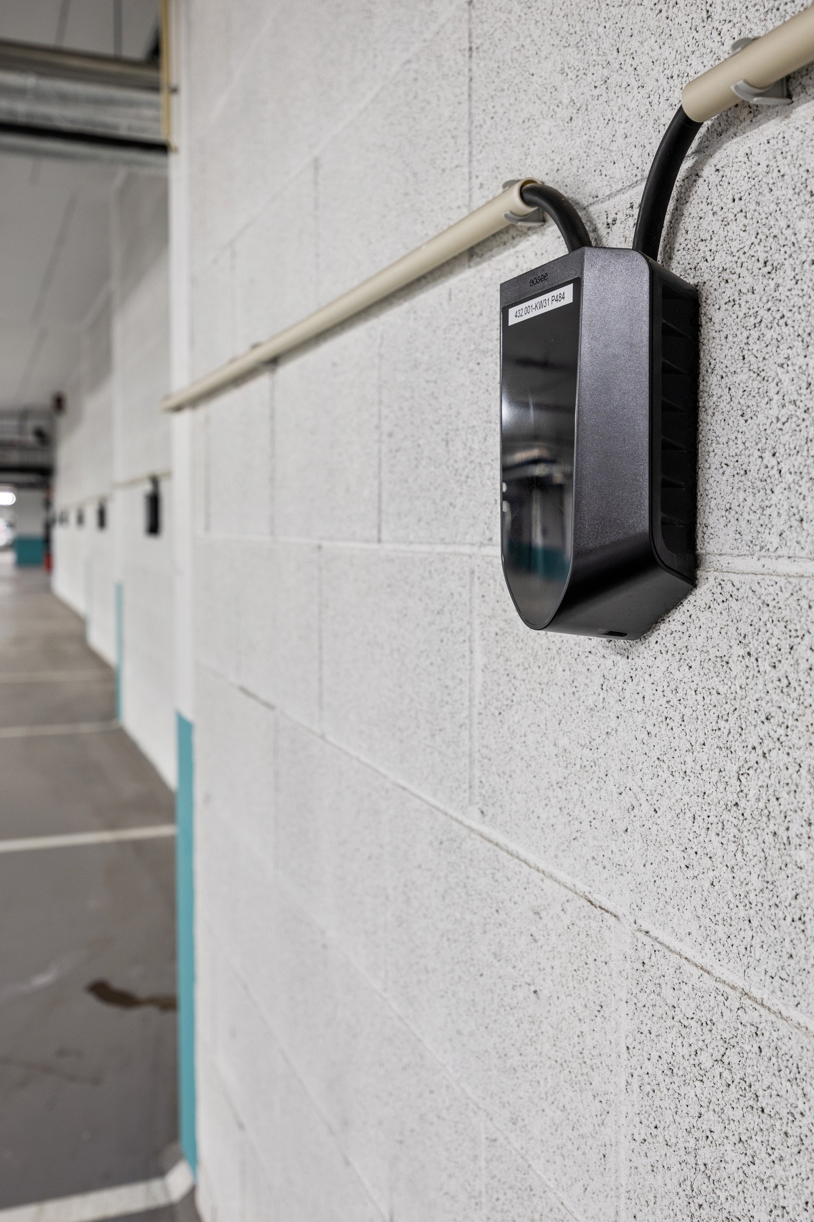 Strøm fra elbil-laderen betales etter målt forbruk der måler er installert, eller ved et beløp fastsatt av styret dersom det ikke er egen måler. Ingen av de plassene som selges har egen lader Galleribilde