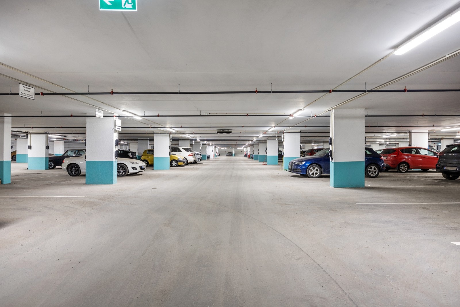 Vi har for salg 77 garasjeplasser i Lørenskog Hagebys underjordiske garasje- og bodanlegg. Galleribilde