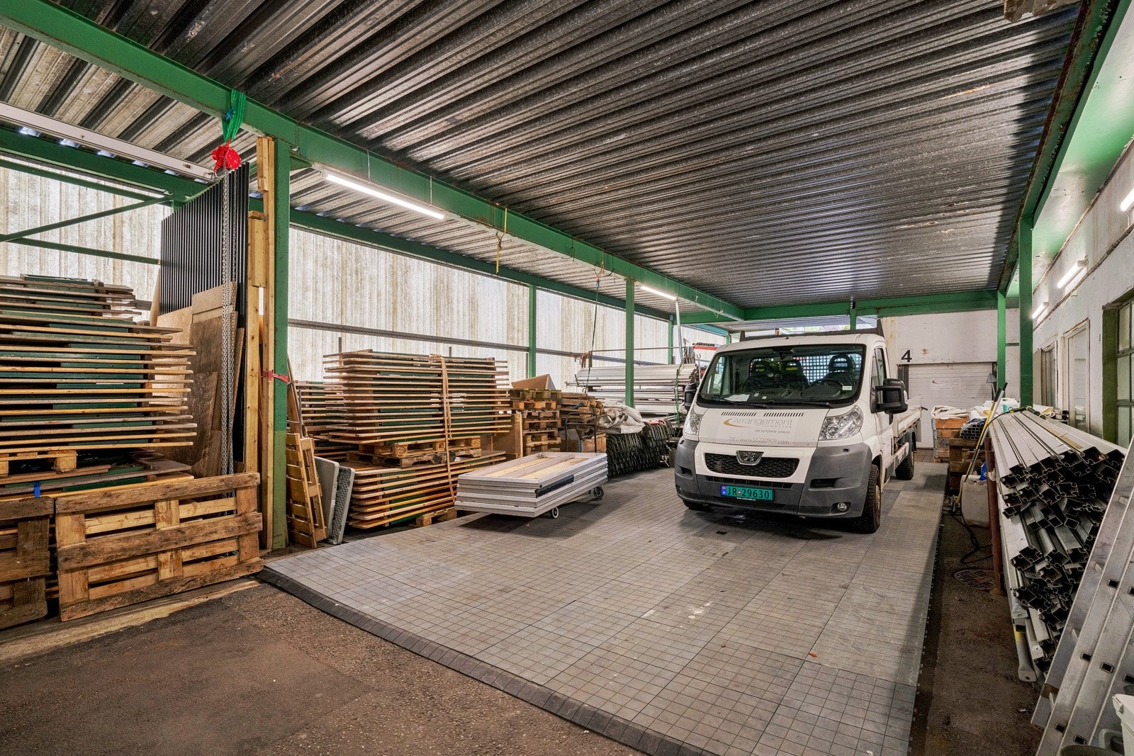 Ca. 200 kvm utelagring under tak med rulleporter til lagerlokaler. Galleribilde