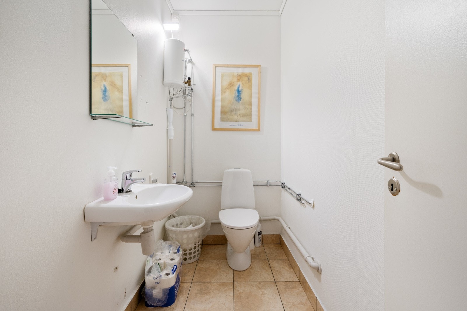 Toalett i kontordel Galleribilde