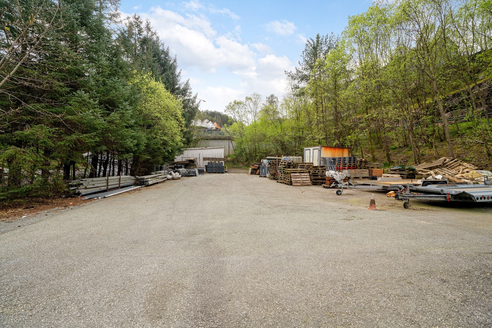 8 biloppstillingsplasser på oppsiden av bygget. Galleribilde