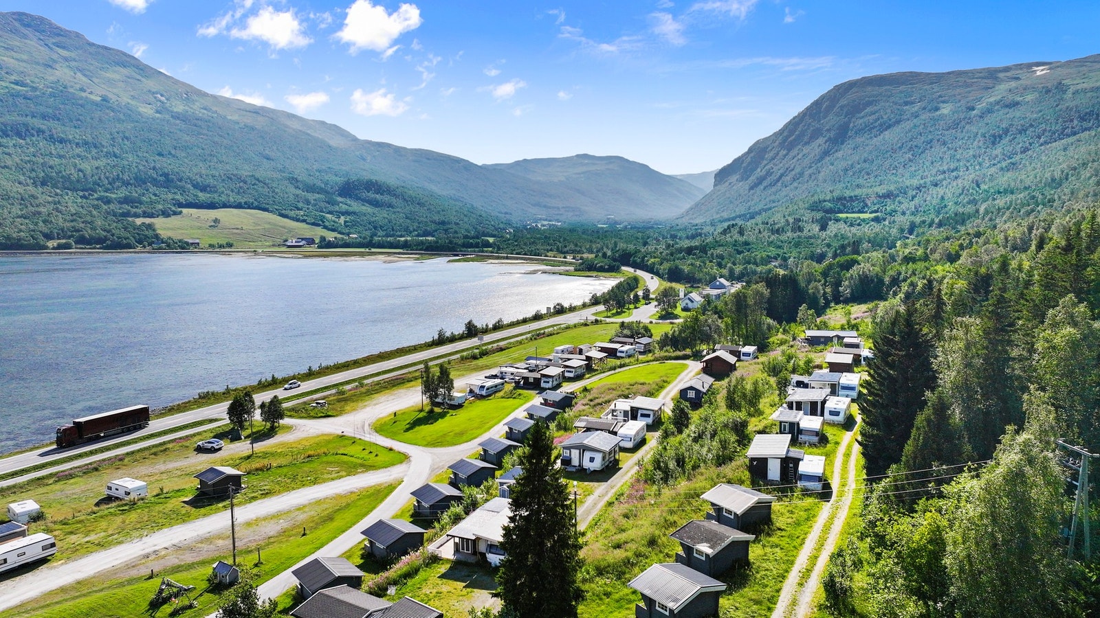 På eiendommene finnes det omkring 30 bygninger, deriblant et stort antall hytter med plass til 2-8 personer, flere med eget bad og kjøkken. Galleribilde
