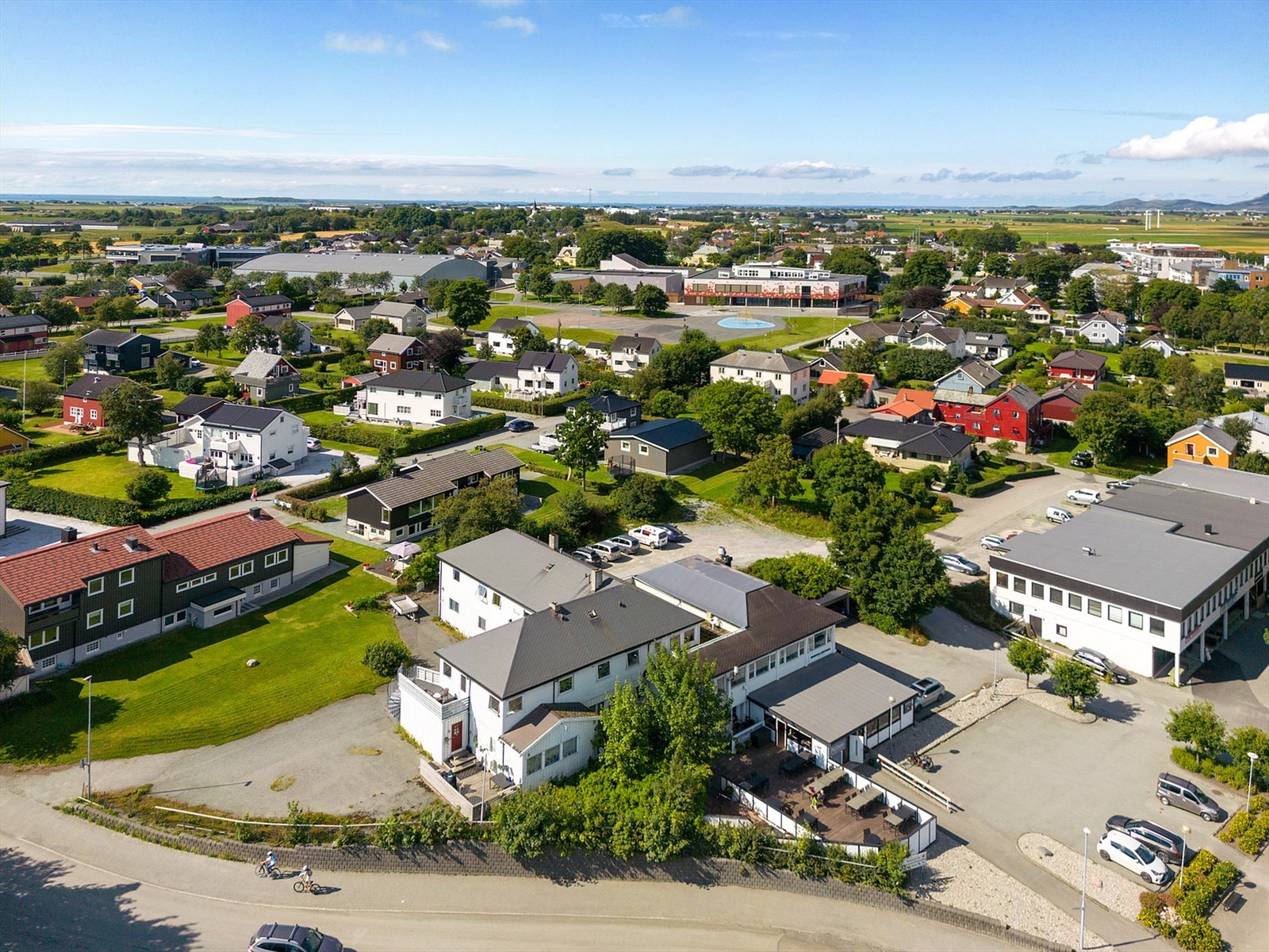Det er kun en liten rusletur til øvrig sentrumsbebyggelse, inkludert både skoler og barnehager. Galleribilde
