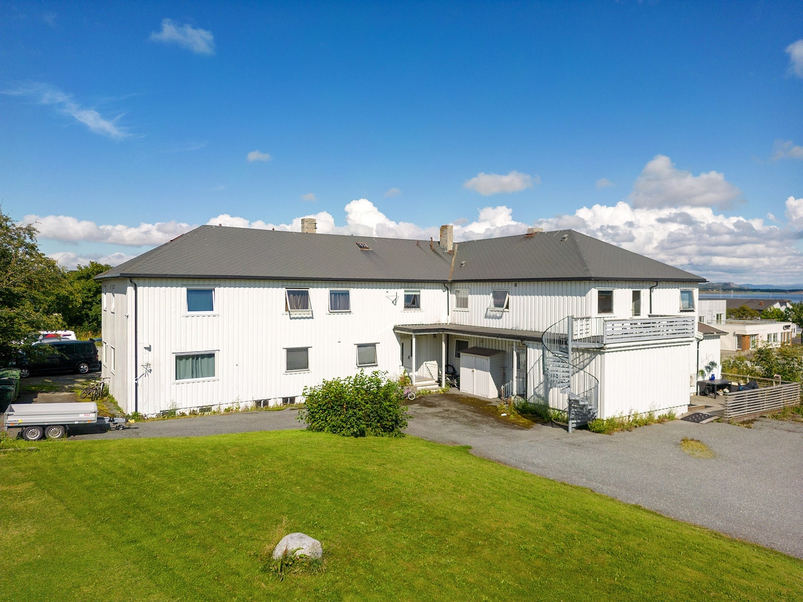 Tomta har asfalterte og steinlagte områder samt noe plen- og grøntareal, og det er god plass til parkering rundt hele bygget. Galleribilde