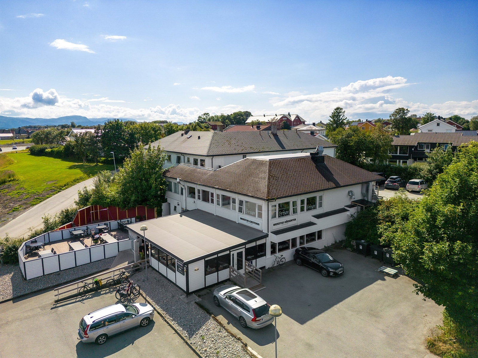 Restauranten Melissa holder til i underetasjen, og seksjonene som er til salgs er fire rom for utleie. Galleribilde