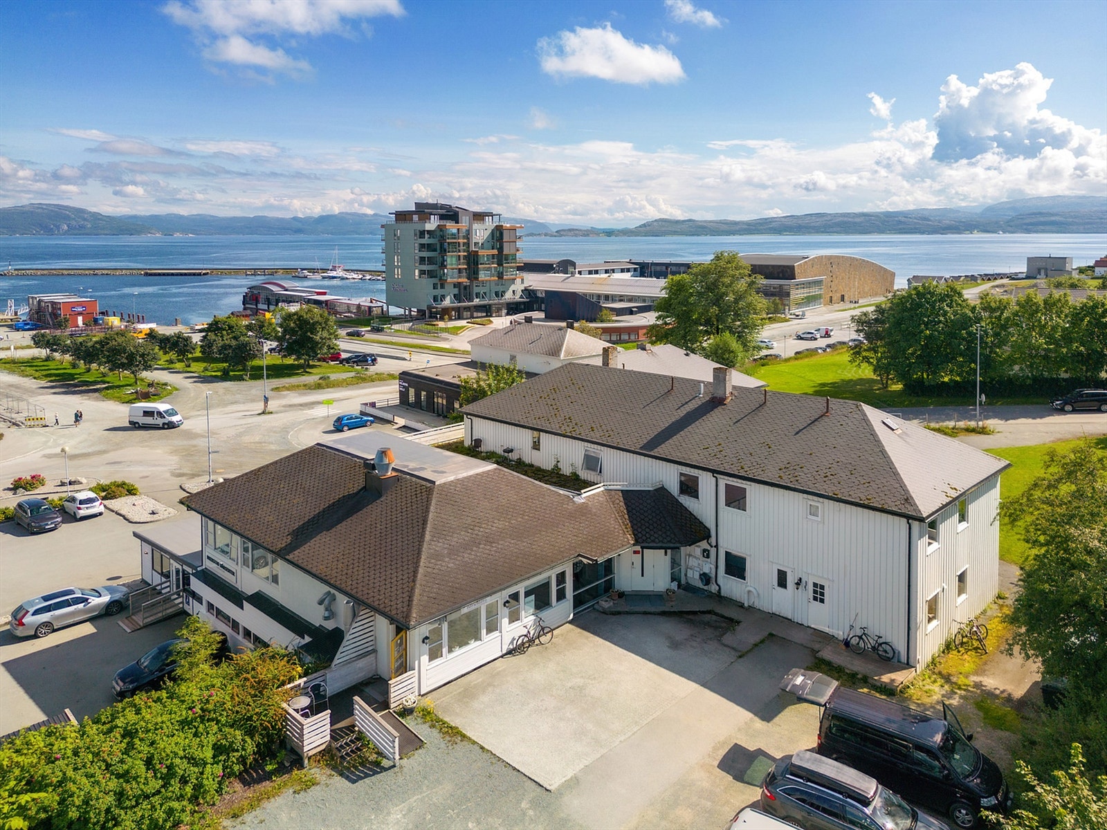 Tomta har svært gode solforhold, og flott utsikt mot fjorden. Galleribilde
