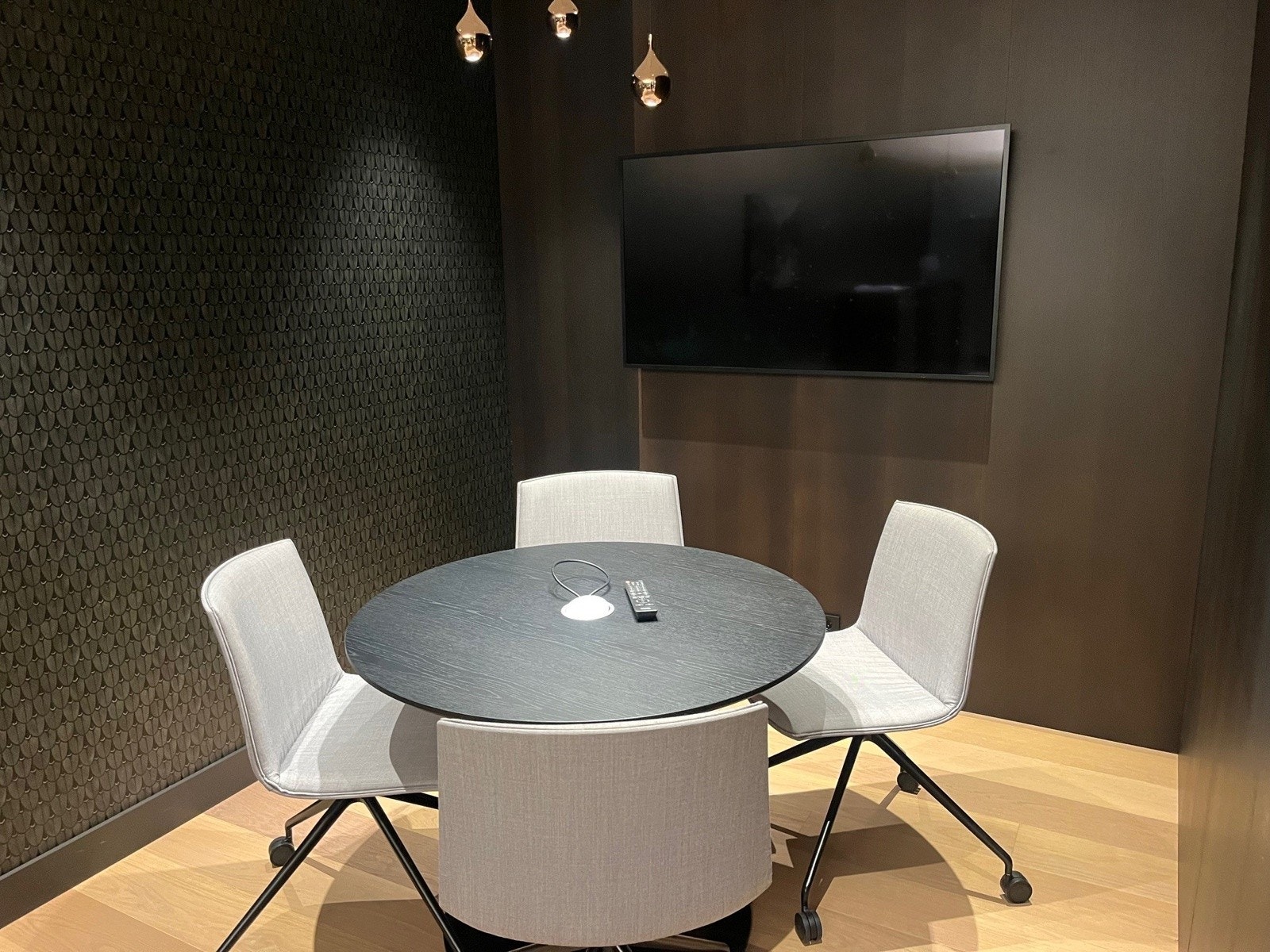 Cellekontor med et møtebord, evt. dobbel kontorpult Galleribilde