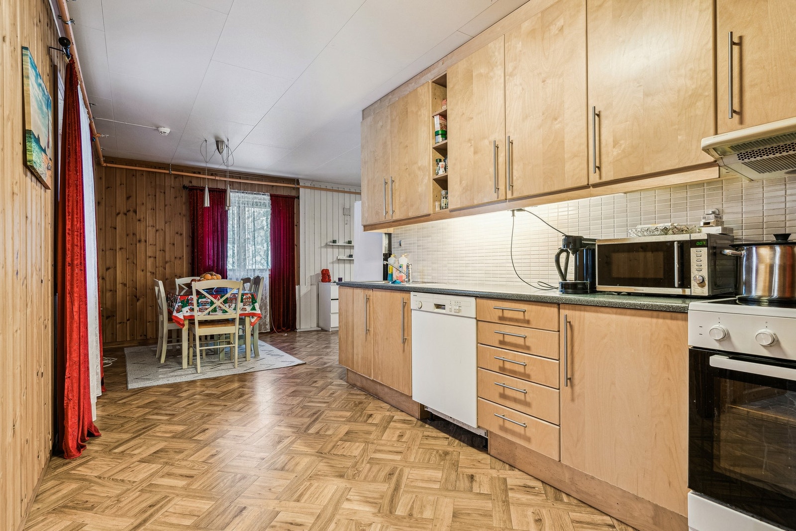 Leilighet 2 - Kjøkken med god skap plass. Galleribilde