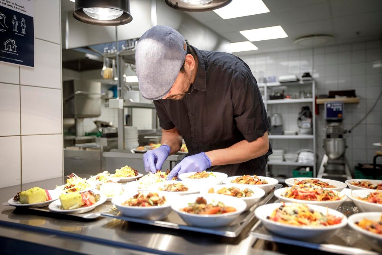 Kokken tilbereder dagens lunsjrett Galleribilde