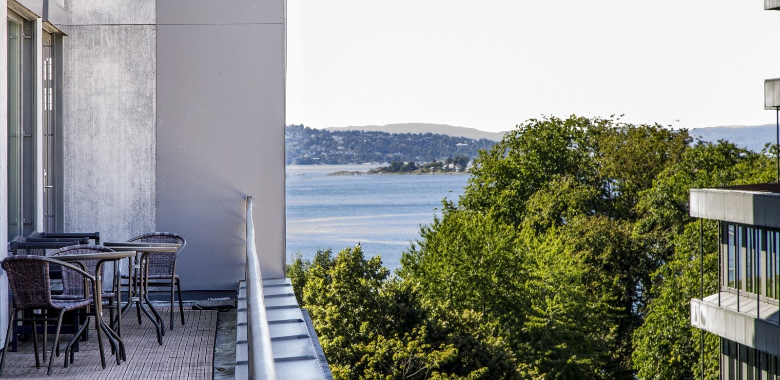 Fjordgløtt fra takterrassen i 6. etasje Galleribilde