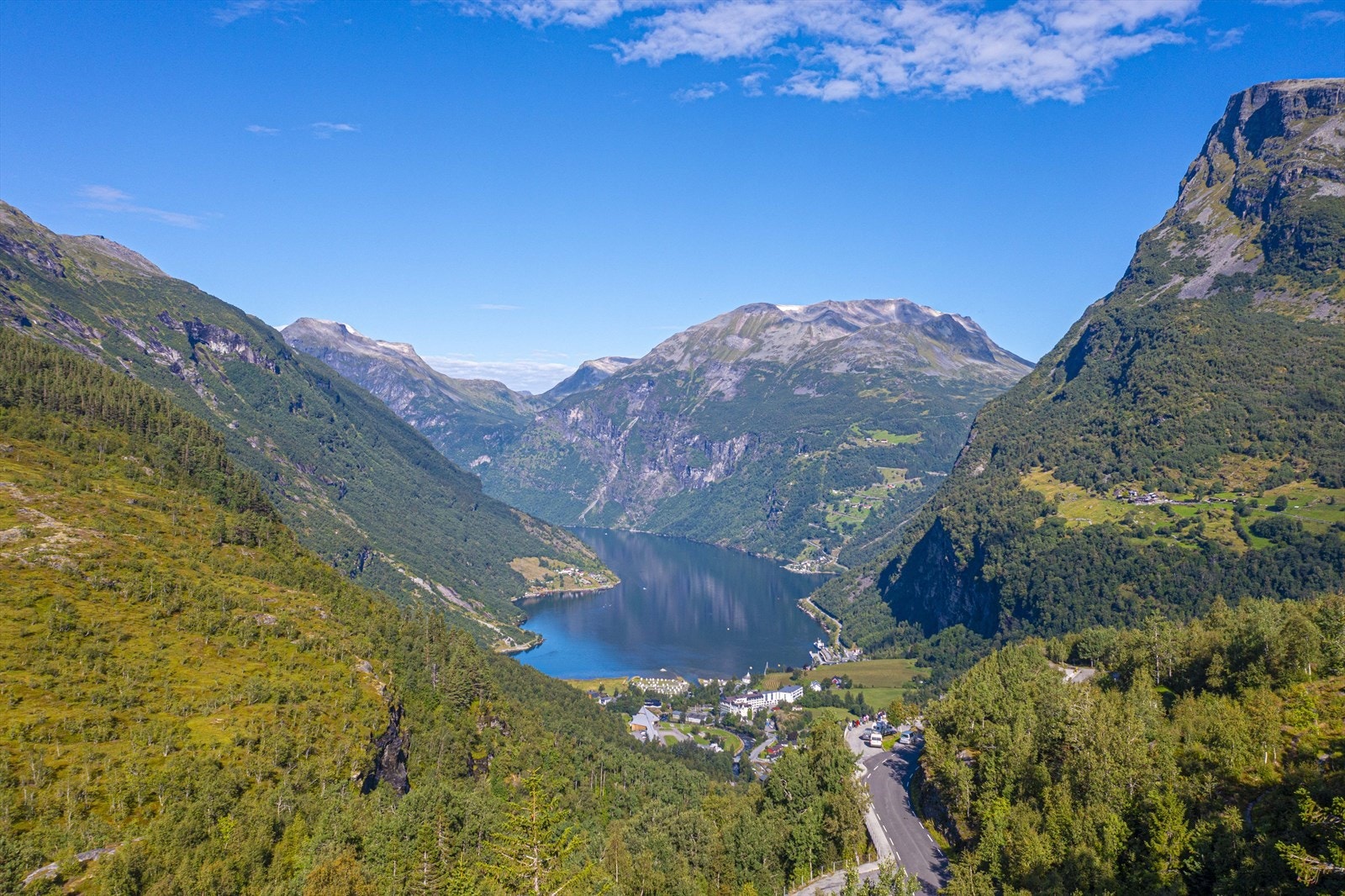 Tomten ligger nede til høyre i bildet Galleribilde