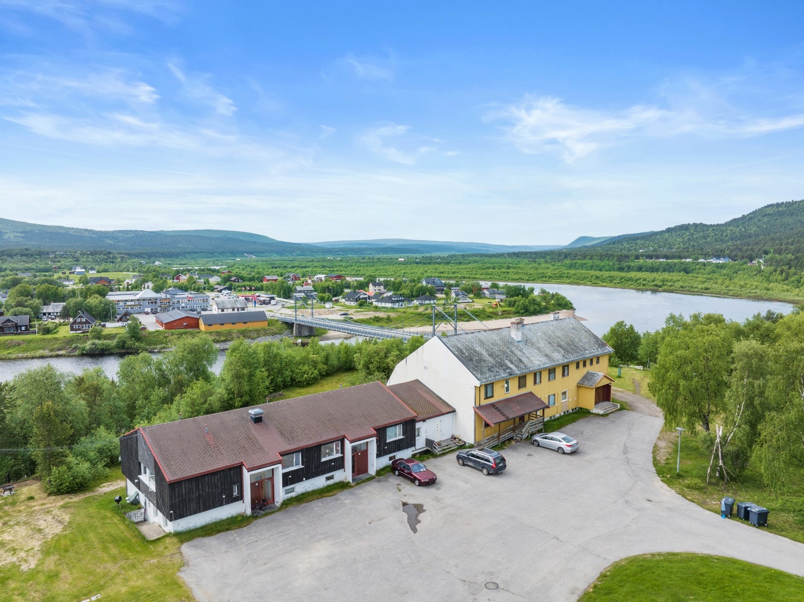 Begge bygg på bildet er for salg og kan kjøpes samlet eller hver for seg. Galleribilde