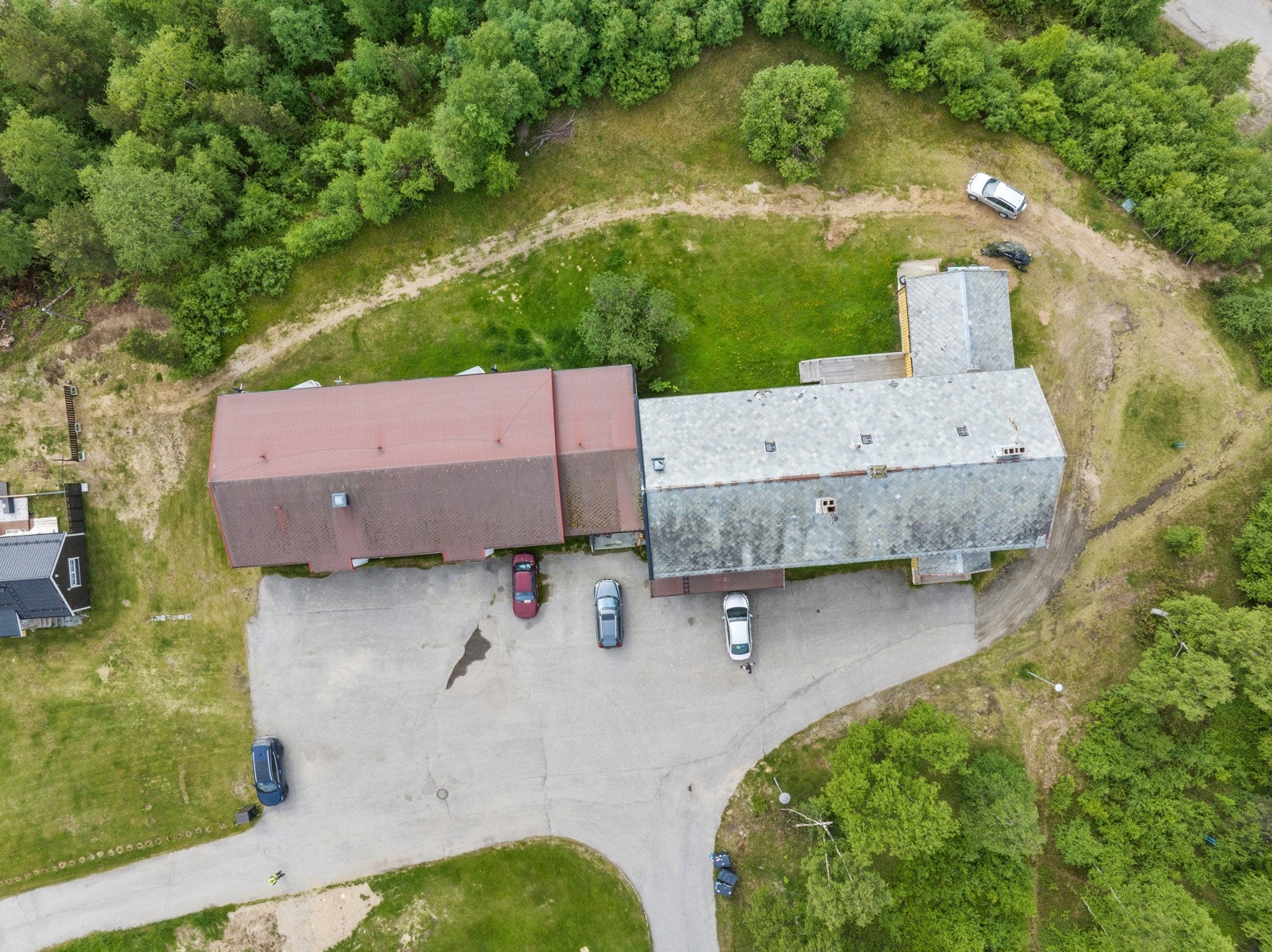 Begge bygg på bildet er for salg og kan kjøpes samlet eller hver for seg. Galleribilde