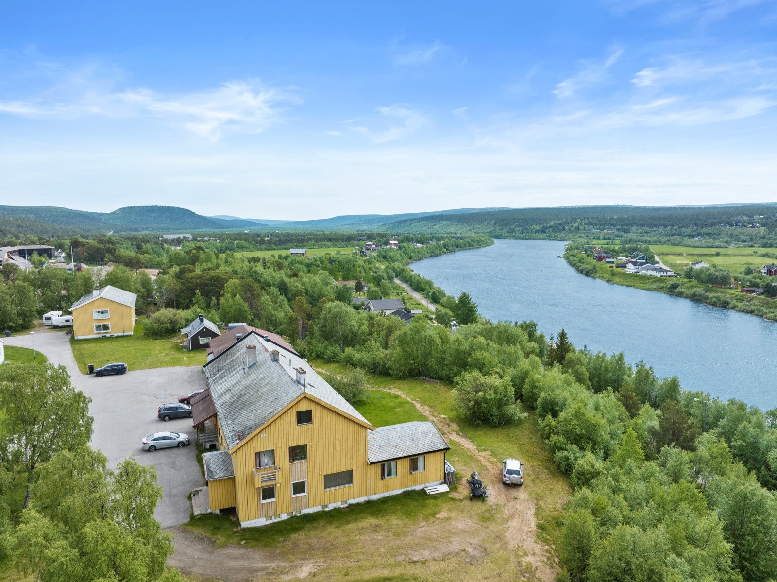 Flott beliggenhet i Karasjok sentrum med god parkeringsplass på tomt. Galleribilde