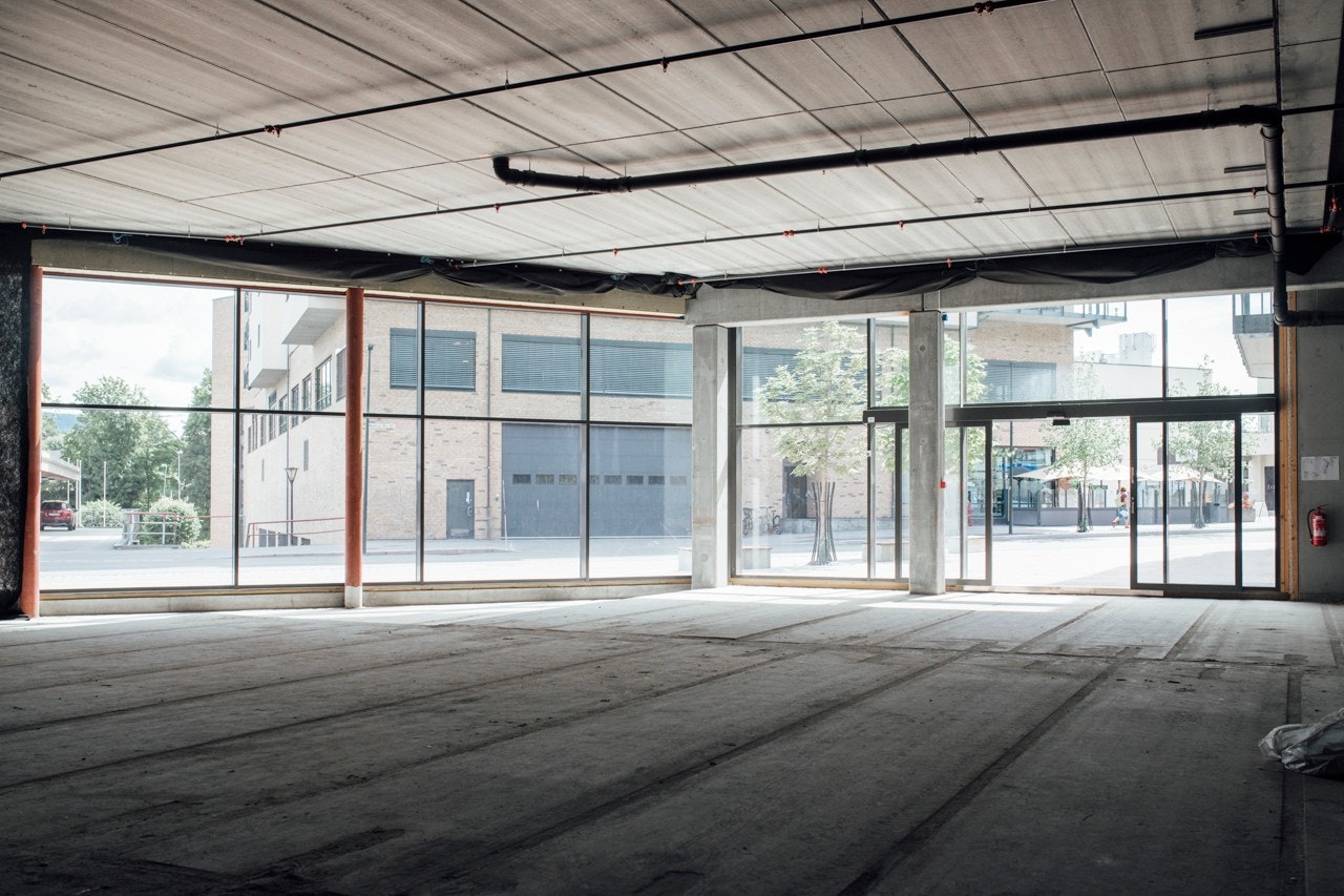 Ledig lokale med store vindusflater på gateplan Galleribilde