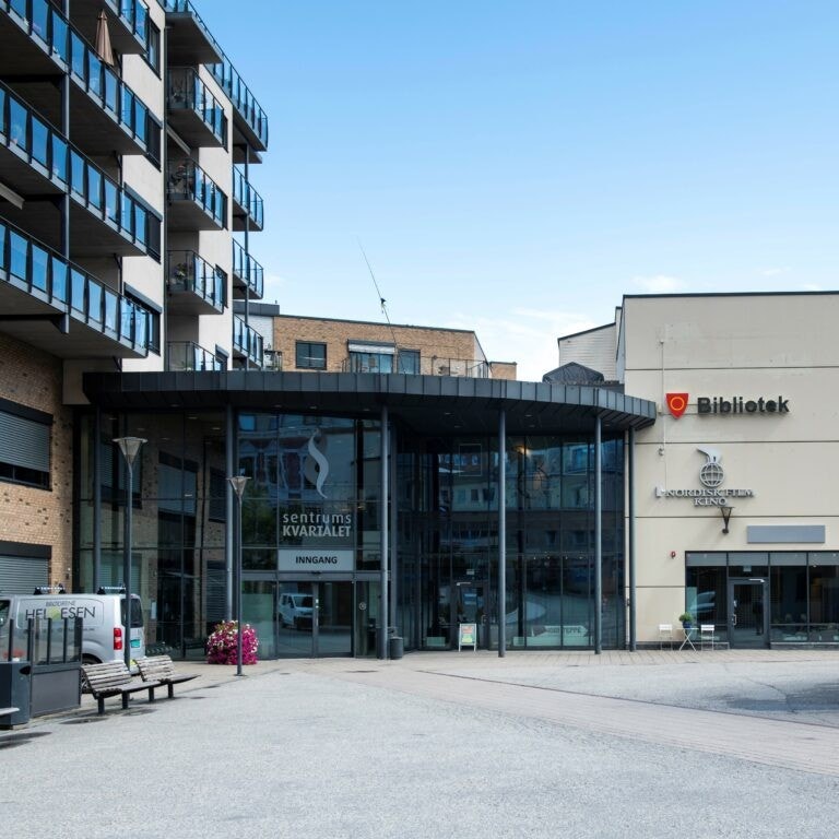 Sentrumstorget mot inngangsparti Sentrumskvartalet Galleribilde