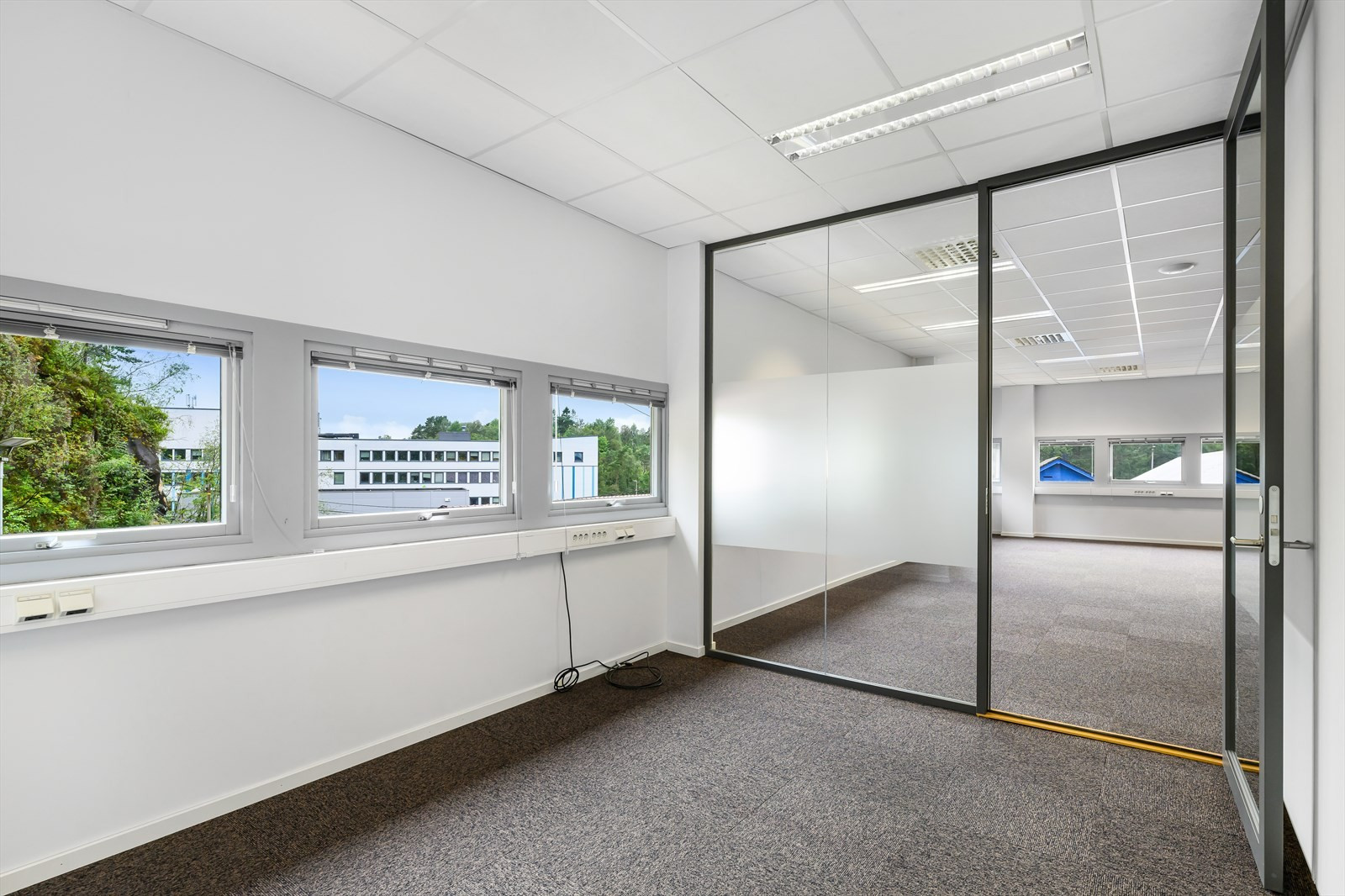 Kontorene i 2. etg. er innredet med åpent landskap, 3 cellekontor, 1 møterom, kjøkken med spiseplass og toaletter. BTA ca. 250 m².
