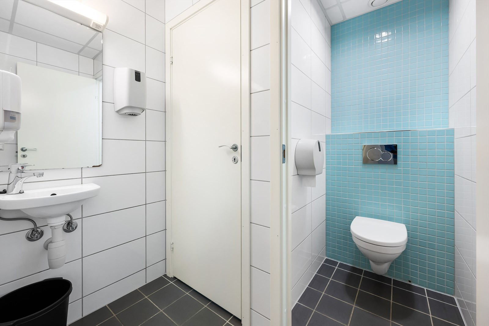 Kontorene i 2. etg. er innredet med åpent landskap, 3 cellekontor, 1 møterom, kjøkken med spiseplass og toaletter. BTA ca. 250 m².