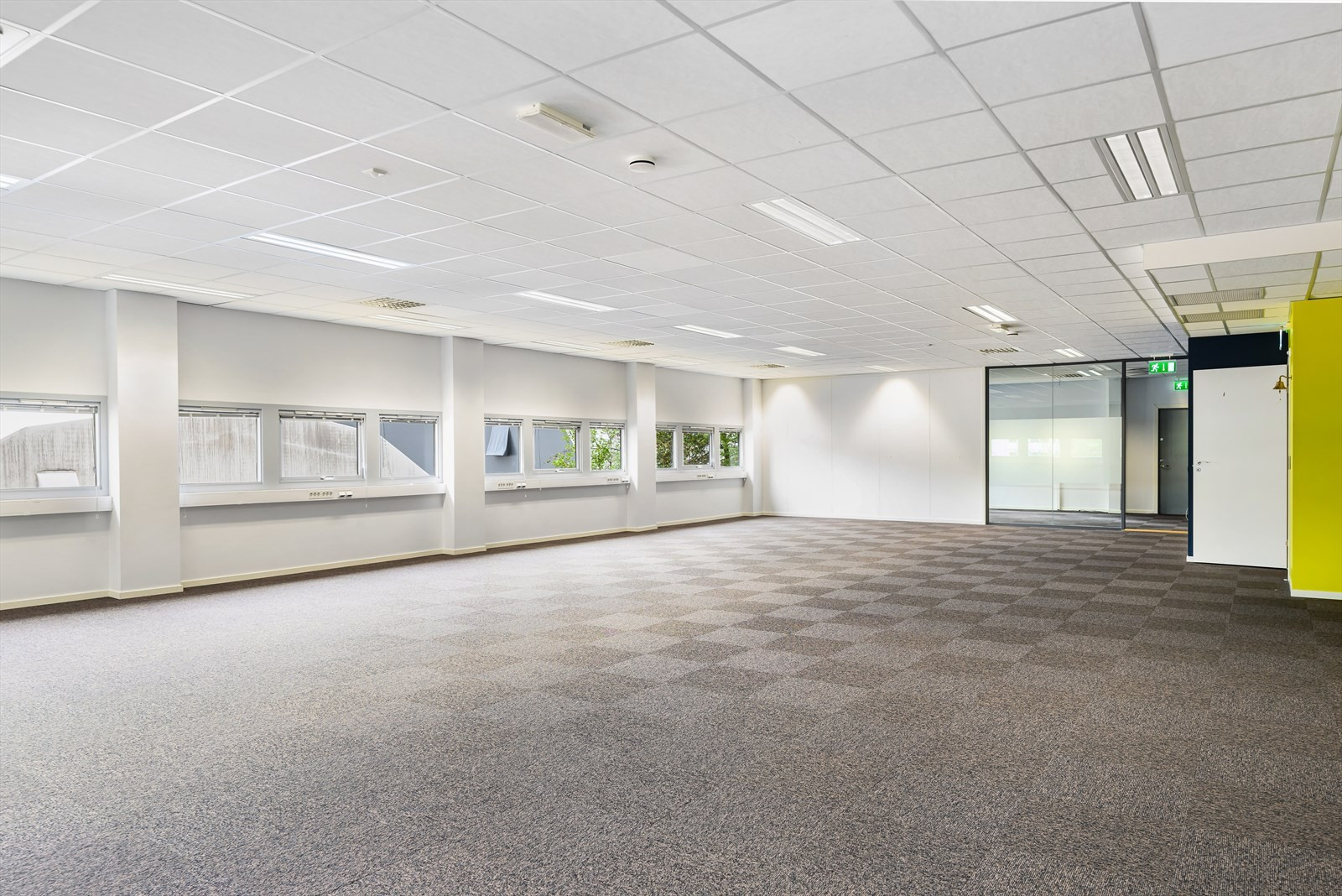 Kontorene i 2. etg. er innredet med åpent landskap, 3 cellekontor, 1 møterom, kjøkken med spiseplass og toaletter. BTA ca. 250 m².