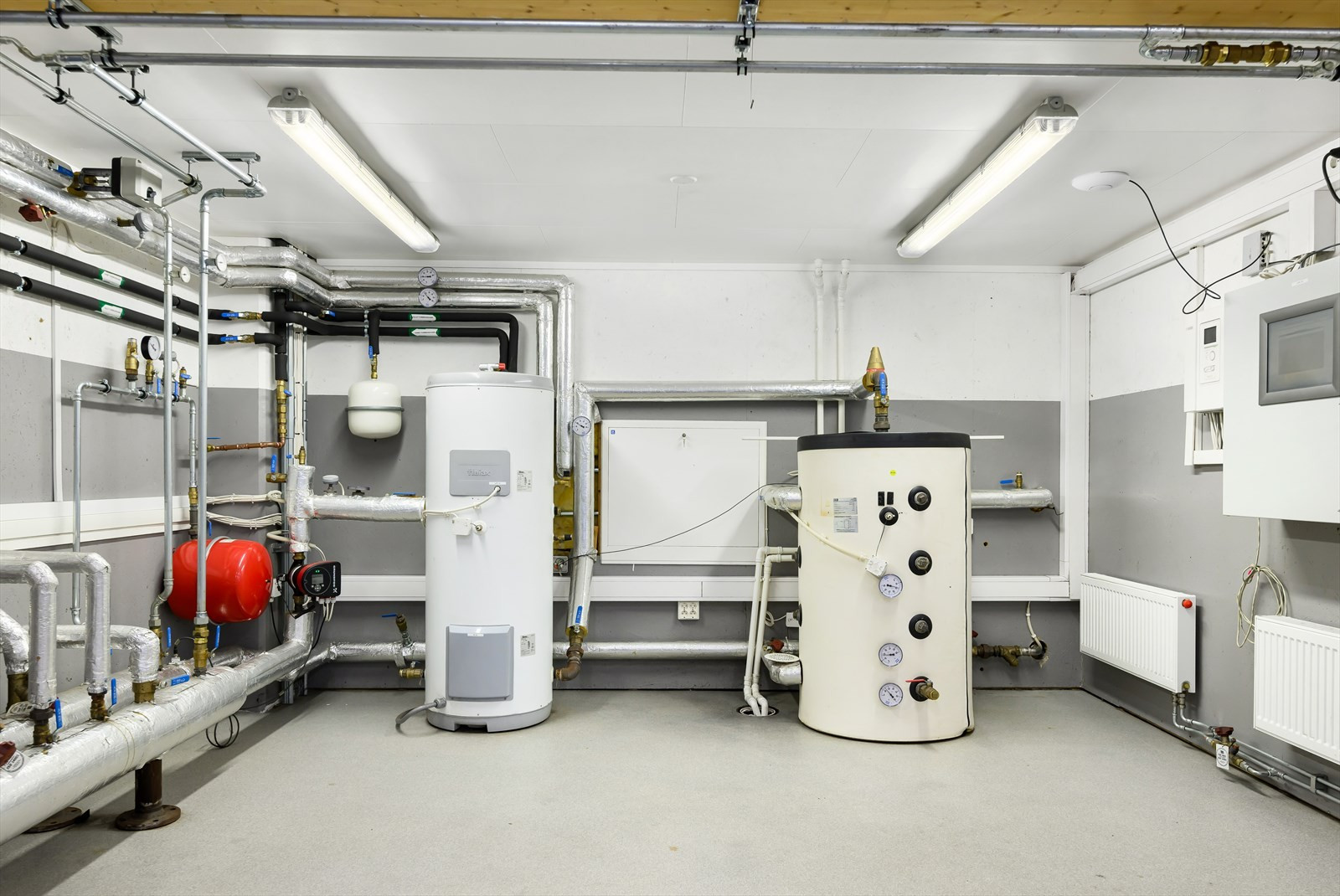 Tank til høyre er akkumulatortank for varmepumpen og tank til venstre er elektrokjel.